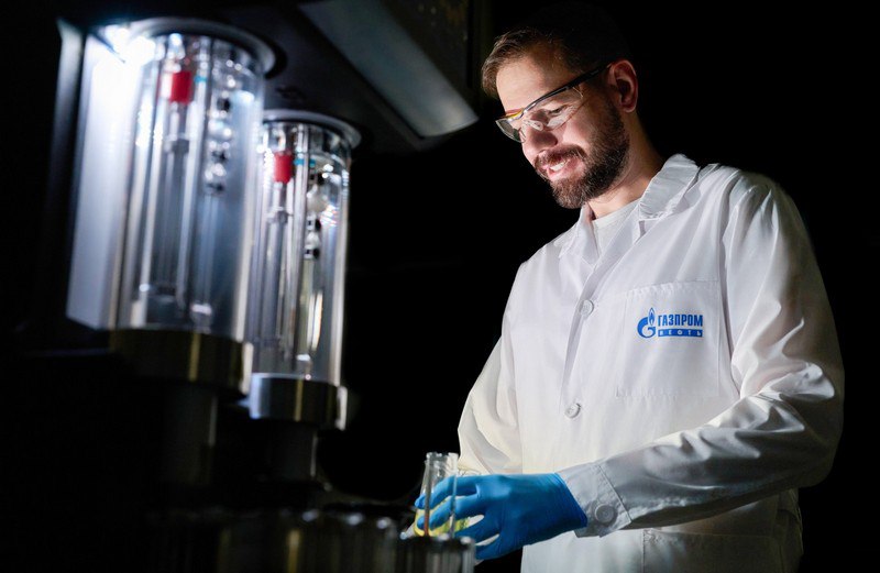 Российское авиационное биотопливо впервые испытали на реактивном двигателе Газпром нефть начала программу лабораторных исследований и стендовых испытаний первого российского авиационного топлива с низким углеродным следом SAF топливо Продукт на основе отработанного фритюрного масла и животных жиров тестировали на стендовом реактивном двигателе моделируя все этапы полета взлет крейсерский режим и посадку Испытания подтвердили эффективную работу оборудования и снижение экологического воздействия по сравнению с традиционным авиакеросином утверждает разработчик Полученные данные должны стать основой для первого в России национального стандарта на синтетические SAF компоненты Газпром нефть уже применяет биокомпоненты на морском транспорте авиация стала следующим этапом ее стратегии декарбонизации Работа ведется в партнерстве с Аэрофлотом в 2021 году компании подписали первое в России соглашение о разработке зеленого авиатоплива Подробнее на ATO ru Фото Газпром нефть Подписаться на ATOjournal