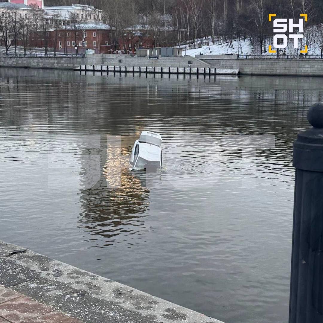 Автомобиль упал в Москва-реку в районе Лужнецкой набережной столицы. По данным SHOT, водитель не справился с управлением, машина протаранила ограждение и улетела в воду. Сейчас автомобиль находится под водой. На месте работают экстренные службы, к работе привлекли водолазов.