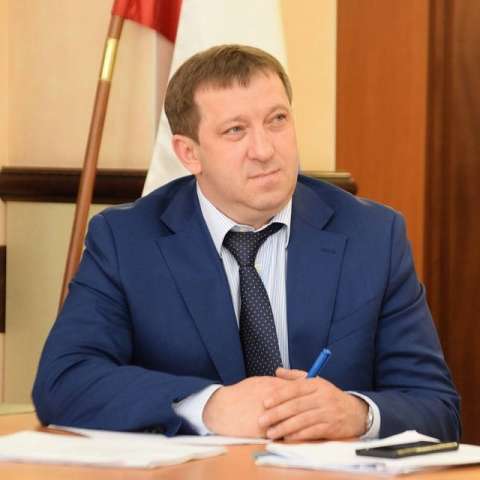 Защита обжаловала приговор Роману Жогову Адвокаты бывшего депутата городской думы Воронежа и политтехнолога Романа Жогова подали апелляционную жалобу на приговор Центрального районного суда, который 21 апреля признал его виновным в мошенничестве в особо крупном размере ч. 4 ст. 159 УК РФ и назначил наказание в виде двух лет колонии общего режима. Как следует из картотеки райсуда, жалоба защиты была зарегистрирована 6 мая, а до 28 мая установлен срок представления возражений по делу. Кстати, жалобу на приговор 14 мая подал и сам Жогов. 21 апреля Жогов был приговорён к двум годам колонии общего режима по обвинению в мошенничестве в особо крупном размере ч. 4 ст. 159 УК РФ . С учетом времени, проведённого в СИЗО и под домашним арестом, со дня приговора ему оставалось отбывать наказание около трёх месяцев. При этом обвинение настаивало на 7 годах лишения свободы. Сразу после оглашения приговора Жогов был взят под стражу в зале суда.