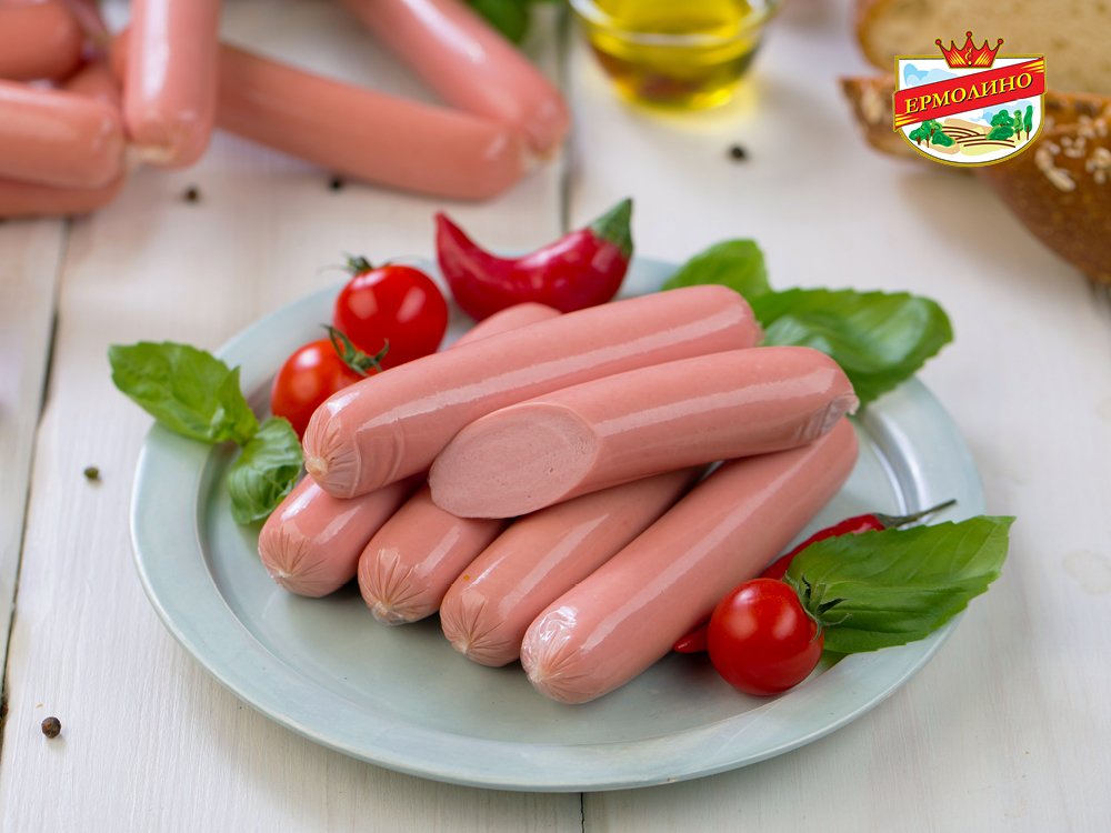 13 ноября Всемирный день сосиски Сегодня во всём мире отмечают день рождения сосиски Считается что этот праздник связан с венским мясником Иоганном Ланером В 1805 году он впервые смешал мясной фарш со специями салом и кусочками льда так получились сочные мясные колбаски Сегодня сосиски это не просто быстрый перекус а настоящая классика домашнего стола Их жарят варят добавляют в пасту салаты супы или просто подают с пюре вариантов много и у каждого свой любимый В ЕРМОЛИНО вы всегда найдёте большой выбор сосисок для завтрака обеда или быстрого перекуса Приходите за любимыми вкусами www ermolino produkty ru sosiski
