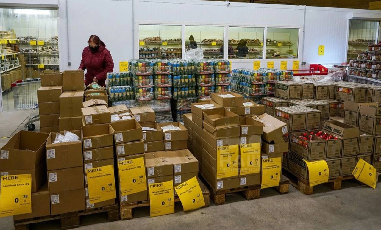 Сеть магазинов «Светофор» оштрафовали на 300 тысяч Арбитражный суд Челябинской области наказал компанию ООО «Торгсервис 74», владеющую сетью магазинов «Светофор» за нарушение технических регламентов. Ранее проверки Роспотребнадзора и Россельхознадзора выявили в 16 из 21 проверенных магазинов сети нарушения санитарных норм и наличие фальсификата. В результате, два магазина сети были временно закрыты.