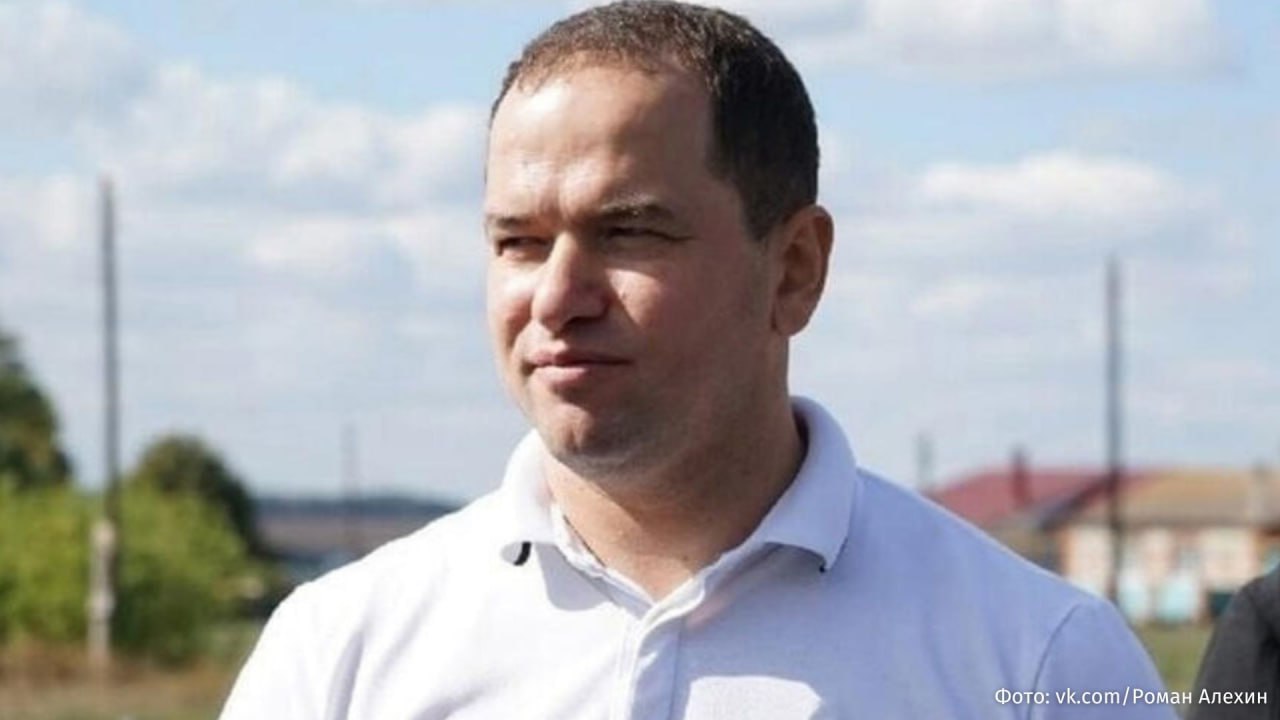 Военблогер Роман Алехин владел автопарком из трех автомобилей премиум класса на сумму более 10 млн рублей Среди них электромобиль ZEEKR 001 Его стоимость составляет 4 3 млн рублей Также Алехин владел Volkswagen Teramont стоимостью около 3 5 млн рублей и Haval H7 продающийся от 3 5 млн рублей При этом электромобиль ZEEKR 001 Алехин зарегистрировал на свое ООО МРЦ Орто Доктор имени Ю И Алехина для уменьшения суммы налогов Стоит отметить что до волонтерской деятельности по сбору помощи бойцам СВО блогер проживал на съемной квартире с мамой Как известно МВД Курской области проводит в отношении блогера проверку после публикации видео на котором Алехин обсуждает схему отмывания денег при организации помощи участникам СВО Юристы комментировавшие ситуацию с признаниями Алехина на видео допустили что уголовное дело о мошенничестве в особо крупном размере и легализации денежных средств приобретенных преступным путем может грозить блогеру десятилетним сроком в колонии Подписаться на РЕН ТВ МАХ Отправить новость