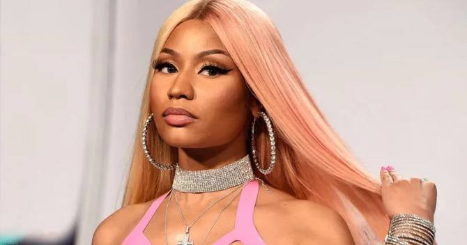 Ники Минаж удалила свой аккаунт в инстаграме Перед этим она потеряла более 10 миллионов подписчи ц пишет New York Post Это произошло после того как музыкантка стала участницей фестиваля консервативного движения Turning Point USA Там она провела паблик ток с Эрикой Кирк вдовой убитого консервативного активиста Чарли Кирка На мероприятии Минаж назвала Трампа красивым и энергичным и рассказала о своей неприязни к губернатору Калифорнии Гэвину Ньюсому который поддерживает транслюдей Wonderzine рассказывал о сближении Ники Минаж с администрацией Дональда Трампа