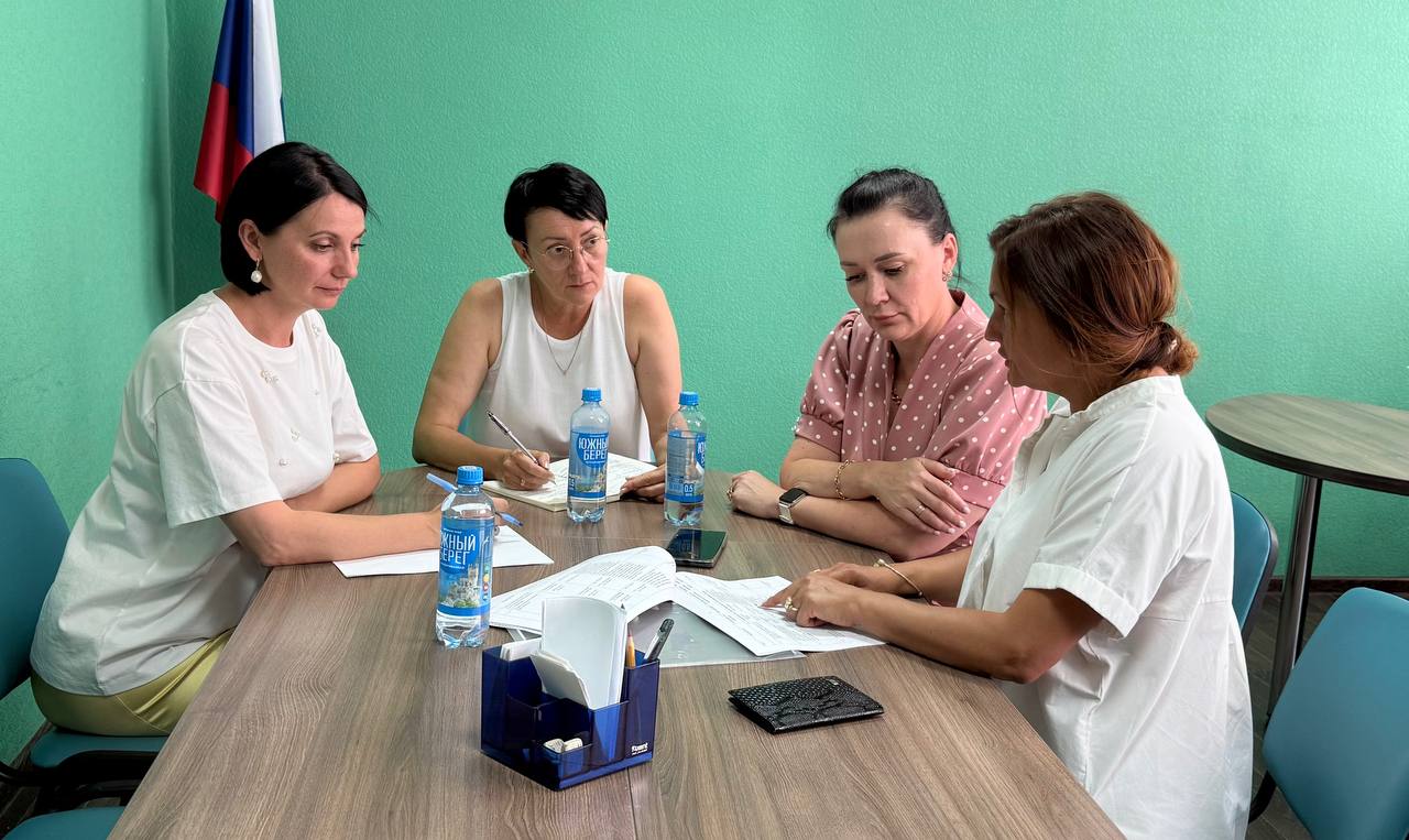 В Энергодарском филиале МелГУ состоялась рабочая встреча. Ее участниками стали советник при ректорате В. А. Петрова, директор Энергодарского филиала МелГУ Л.В. Перфильева, гл. медсестра МСЧ № 145 ФГБУЗ ЮОМЦ ФМБА России О. В. Соколова и клинический психолог Мищенко О.Н. Как мы рассказывали ранее, между медицинским учреждением "МСЧ №145" ЮОМЦ ФМБА России и ФГБОУ ВО "Мелитопольский государственный университет" было подписано соглашение, в рамках которого студенты вуза получают возможность проходить практику непосредственно в медицинском учреждении Энергодара. Это существенно поможет повысить уровень подготовки молодых специалистов, а значит, и развитию медицины в регионе. Участники встречи обсудили ряд вопросов по разработке и реализации дорожной карты, совместных инициатив и дальнейших планов по взаимодействию. Особое внимание уделили вопросу поступления абитуриентов по целевому направлению, что в перспективе будет способствовать укреплению кадрового потенциала здравоохранения Запорожской области. Подобные встречи создают прочную основу для взаимовыгодного сотрудничества и эффективной реализации совместных проектов, направленных на дальнейшее повышение качества образования и медобслуживания населения. Сайт ВК Сайт абитуриента Помощник абитуриента