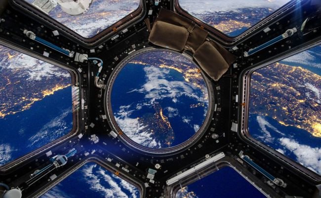 Белорусско российский спутник с разрешением 35 см запустят в 2028 году Директор предприятия Геоинформационные системы НАН Беларуси Сергей Золотой объявил что запуск белорусско российского спутника дистанционного зондирования Земли сверхвысокого разрешения 35 см запланирован на 2028 год Россия разработает платформу и обеспечит запуск а Беларусь создаст телескоп и наземную инфраструктуру сообщил Золотой на пресс конференции в Минске Спутник получит уникальные возможности создание точных 3D моделей городской застройки и съемку полутораминутных видео с высоты 500 км с разрешением 0 4 м для отслеживания изменений объектов Кроме того в декабре 2025 года Беларусь запустит спутник для изучения ионосферы для которого уже готова вся инфраструктура В рамках программы Союзного государства планируется создание группировки малых спутников два для исследования ионосферы по одному от Беларуси и России и один крупный с многофункциональной камерой от белорусского Пеленга для съемки Земли и мониторинга космического мусора Золотой отметил что контроль космического пространства актуальная мировая задача из за роста числа спутников и мусора угрожающих в том числе МКС Беларусь планирует создать собственную систему контроля к 2030 году Сейчас в группировку Союзного государства входят шесть спутников один белорусский и пять российских Канопус Новый аппарат значительно превзойдет текущий белорусский спутник с разрешением 2 м Беларусь Россия Спутник Космос СоюзноеГосударство Золотой ДЗЗ Ионосфера КосмическийМусор Технологии Минск2028 VK Instagram TikTok ZhivetZheBelarus