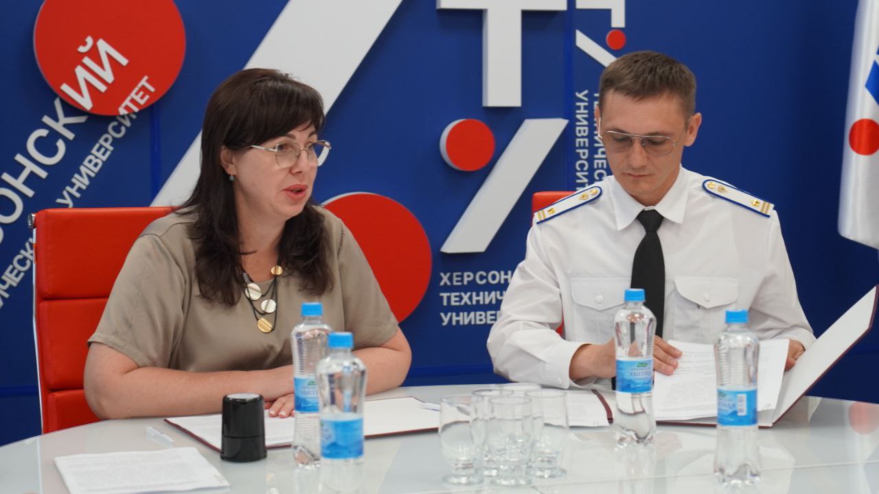 В ХТУ появятся новые возможности для практики студентов Всё благодаря соглашению о сотрудничестве между университетом и Ростехнадзором. Документ подписали и.о. руководителя Херсонского управления Ростехнадзора Андрей Буренин и ректор ХТУ Галина Райко. Для студентов ХТУ открыты новые горизонты: углублённая практика, совместные исследования, подготовка специалистов в сфере промышленной и экологической безопасности. Такое партнёрство даёт молодёжи реальные перспективы, а предприятиям — нужных специалистов. Херсонщина нуждается в квалифицированных кадрах и наша задача облегчить их путь на рынке труда. Только так регион будет развиваться уверенно и устойчиво.