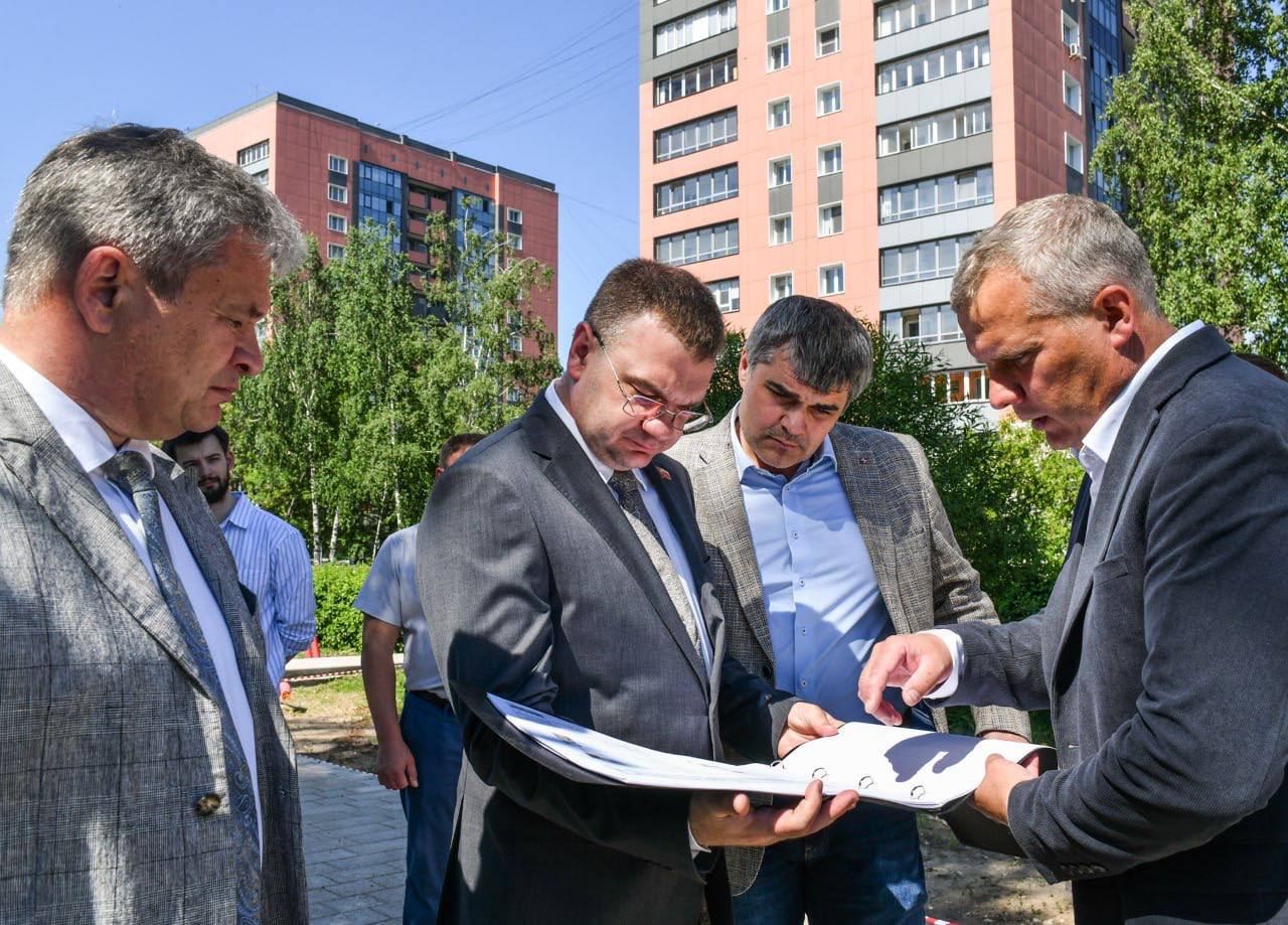 Благоустройство скверов продолжается в Перми Работы продлятся до конца сентября и затронут сразу несколько зеленых точек. Там заменят покрытия, обновят детские, спортплощадки и газоны, установят элементы благоустройства, уличную мебель и освещение, сообщили в администрации Перми. Город преображается в рамках проекта «Формирование комфортной городской среды». В сквере журналистов на Уинской уже кипит работа: демонтируют старое покрытие, устанавливают бордюры и подготавливают площадки под новый асфальт. Здесь обновят инфраструктуру, оборудуют сцену для мероприятий и спортплощадку с тренажерами. В 64 квартале эспланады у Театра-Театра обустроят зону отдыха с навесами, площадку для мероприятий, заменят покрытие и газоны, установят малые архитектурные формы, высадят деревья и кустарники. Старт работ — уже на этой неделе. Аллею памяти на Екатерининской также отремонтируют. У детской поликлиники создадут уютное пространство для родителей и детей. В сквере у Гознака глава города Эдуард Соснин лично проверил ход работ — подрядчики заканчивают земляные работы и переходят к посадке газонов и цветников. Подписаться Дать «буст»