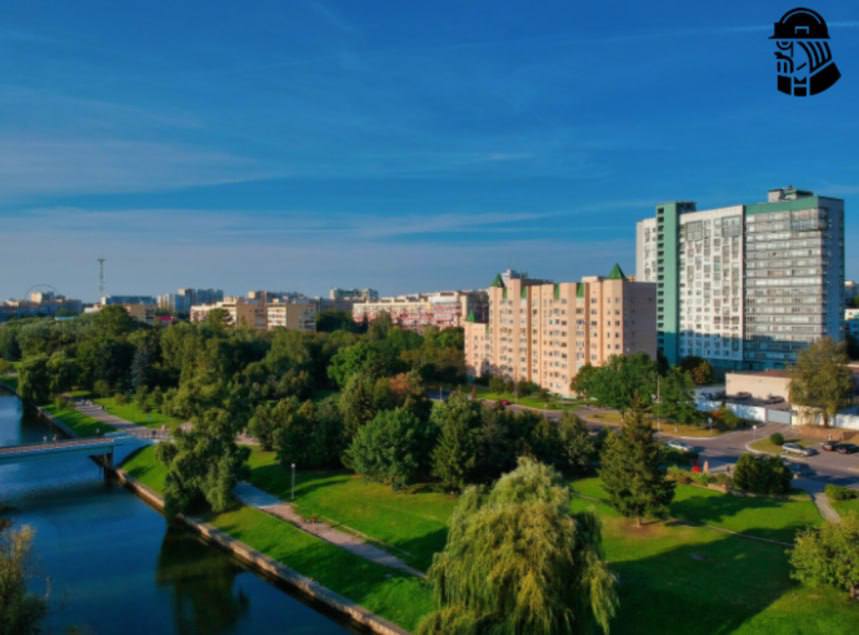 Курортный регион обогнал Москву и Питер по спросу на посуточное жилье Краснодарский край стал лидером спроса на краткосрочную аренду жилья с июня по сентябрь 2025 года За ним следуют Санкт Петербург Казань Москва и Крым Стоимость аренды варьировалась от 3 6 тыс рублей в сутки в Екатеринбурге и Волгограде до 5 3 тыс рублей в Москве На курортах Сочи и Зеленоградска цены достигали 6 5 7 тыс рублей за сутки Средняя продолжительность поездки составляла 4 5 дней Дольше всего туристы останавливались в Калининградской области до 9 дней в Крыму 8 дней и во Владивостоке 7 дней По данным аналитиков аренда квартир выгоднее отелей в среднем на 60 При выборе жилья гости обращают внимание на транспортную доступность инфраструктуру района и наличие бытовой техники kvadratnymaster