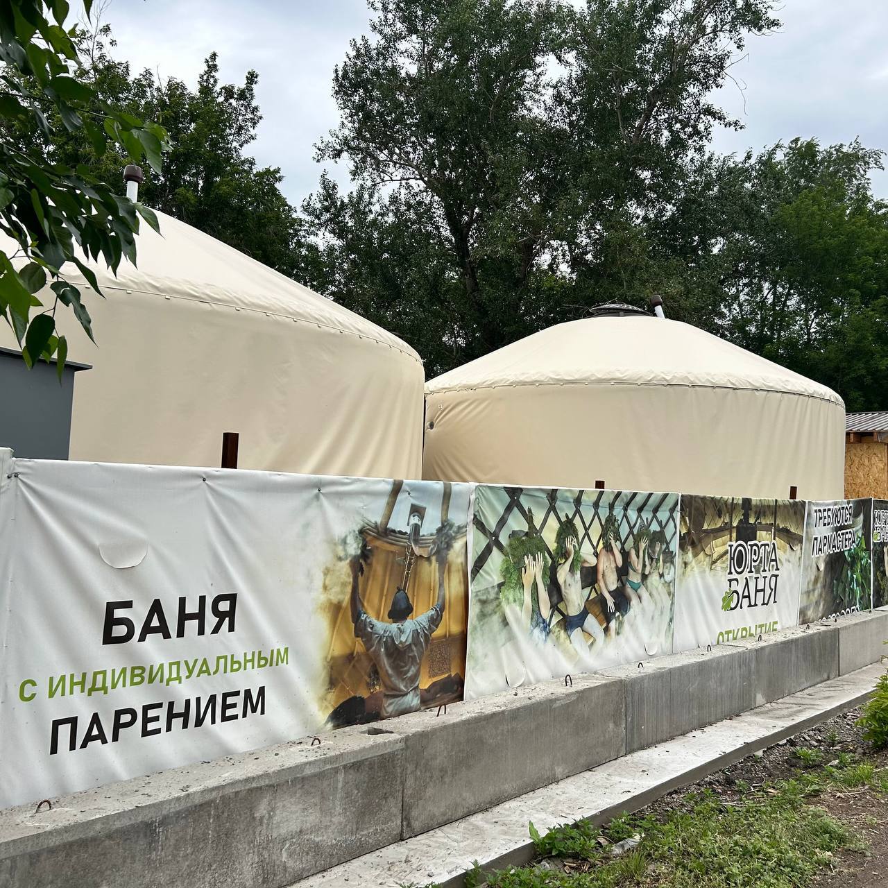 Снести самовольные постройки на ул. Качинской требует департамент градостроительства Юристы департамента обратились в Арбитражный суд, чтобы предприниматель за свой счет демонтировал самовольные объекты в районе реки Кача. Первое судебное заседание назначено на 19 августа. У данных построек фундаменты – это винтовые сваи, на которые установлено перекрытие пола. Поэтому комплекс объектов можно считать капитальным. Также отмечу, что застройщик перед возведением этого коммерческого комплекса не обращался в департамент градостроительства за разрешением. Хотя объекты коммерческого назначения в целях обеспечения безопасности будущих посетителей должны строиться при наличии всего пакета документов, чтобы проектными расчетами были учтены показатели безопасности и экологичности. То, что это коммерческий объект, мы не сомневаемся, так как соответствующая информация указана застройщиком на рекламных баннерах, – пояснил Сергей Шикунов, заместитель главы города – руководитель департамента градостроительства. Напомним, на строительную площадку в центре города обратили внимание горожане. На место оперативно выехали специалисты департамента муниципального имущества и земельных отношений для проведения контрольных мероприятий и уточнения характеристики объектов. По результатам в департамент градостроительства было направлено уведомление о выявлении самовольных построек.