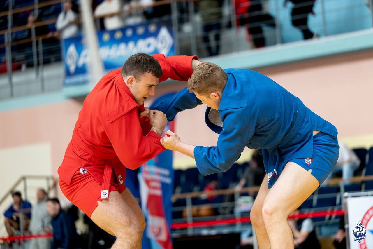СТУДЕНЧЕСКИЙ СПОРТ В Рязани состоялся чемпионат России по самбо среди студентов. Петербуржец Максим Мерзляков завоевал золотую медаль в категории 98 кг, а вместе с ней – и путевку на Кубок Европы по самбо среди студентов, который пройдет в сентябре в Сербии. Наставники спортсмена – Сергей Селяков и Константин Мизяев. #МыСпортивныйПетербург #СпортивнаяСтолица #СтуденческийСпорт #Самбо #ЧемпионатРоссии