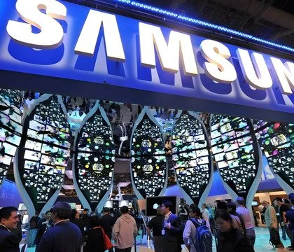 Samsung получила эксклюзивный контракт на поставки складных дисплеев для Apple на 3 года The Elec Как сообщает Wccftech ссылаясь на данные южнокорейского издания The Elec Samsung получила от Apple эксклюзивный контракт на поставки складных дисплеев сроком на 3 года Издание подчеркивает что ни BOE ни LG не обладают достаточным опытом в создании подобных высокотехнологичных OLED панелей