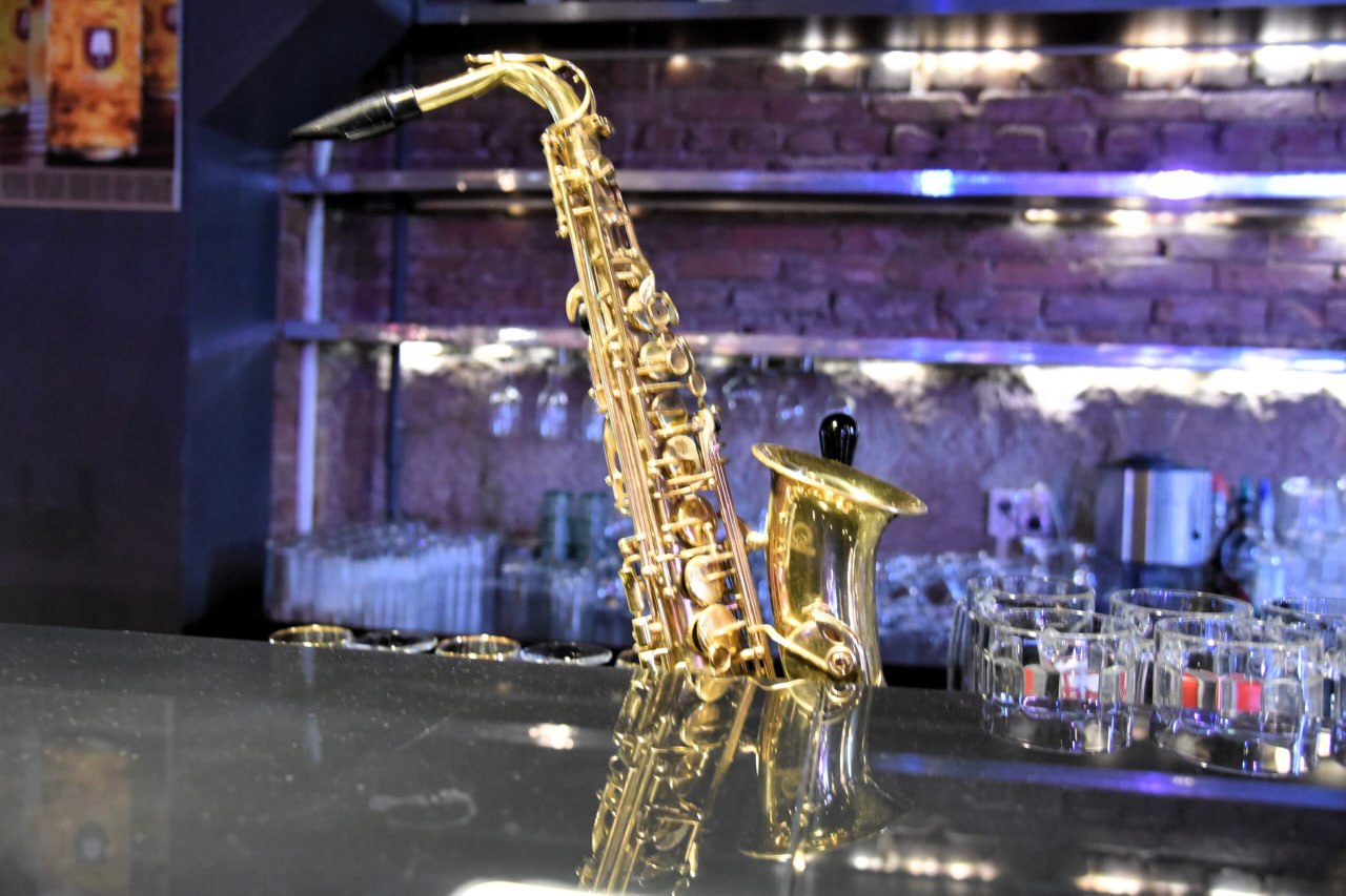 В Камышлове состоится джазовый фестиваль UralTerraJazz в День города. Фестиваль пройдет 9 августа Мероприятия пройдут на нескольких площадках города с 10:00 до 22:00. Праздничная программа под девизом «Камышлов — город теплых объятий» включает три основных события: Международный фестиваль джазовой музыки UralTerraJazz, выставку песчаных скульптур Kamyshlov-art-Sand, фестиваль декоративно-прикладного творчества и гастрономии «Земляничный джем». В 14:00 на стадионе Камышлова начнется джазовый фестиваль, где выступят артисты из России, Казахстана и Армении. Почетным гостем фестиваля по доброй традиции станет народный артист России, художественный руководитель UralTerraJazz Даниил Крамер. Фестиваль входит в число ярких культурных событий Свердловской области и направлен на развитие внутреннего туризма. Также на фестивале «Земляничный джем» гости праздника смогут попробовать особенный пирог с земляникой и сахарной пудрой. На интерактивной выставке песчаных скульптур, посвященной героям Отечества, можно будет увидеть интересные экспозиции и погрузиться в атмосферу истории. В Центральном сквере пройдет выставка текстильных игрушек «ТекСТИЛЬНЫЙ Зверопарк», где будут работать арт-пространство с расписными зонтами и интерактивная зона «Земляничный технопарк». Вечерняя программа также обещает быть насыщенной. Гостей ждут танцы на Торговой улице, концерт кавер-группы Prime Time, караоке с группой «Домино» и DJ-сеты до позднего вечера. Кульминацией праздника станет красочный фейерверк в 23:00. Борис Ярков, «Областная газета» Подписаться на «ОГ» Прислать новость Поддержать канал