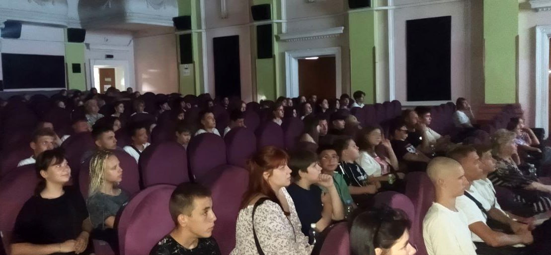 В кинозале ДК имени Ленина в рамках проекта «Детский спорт» партии «Единая Россия» при поддержке Министерства культуры ЛНР прошел бесплатный показ фильма «Роднина» режиссёра Константина Статского.  Отдел молодежной политики и спорта вместе с Молодежным советом при Администрации, а также несовершеннолетние, состоящие на профилактическом учете в ОПДН ОУ УПиПДН, с удовольствием посмотрели фильм.  "Роднина" — это российский документально-художественный фильм о жизни выдающейся советской фигуристки Ирины Константиновны Родниной, одной из величайших спортсменок XX века. Фильм рассказывает о её пути к успеху, трудностях, победах и личной жизни. Трогательный, искренний, жизнеутверждающий.  Важно, чтобы молодежь видела примеры успешных и целеустремленных людей, черпала вдохновение в их историях и стремилась к собственным победам, как на спортивной арене, так и в жизни. Такие мероприятия способствуют формированию активной гражданской позиции и пропаганде здорового образа жизни.  #ЕР81 #ЕдинаяРоссия #ДетскийСпорт