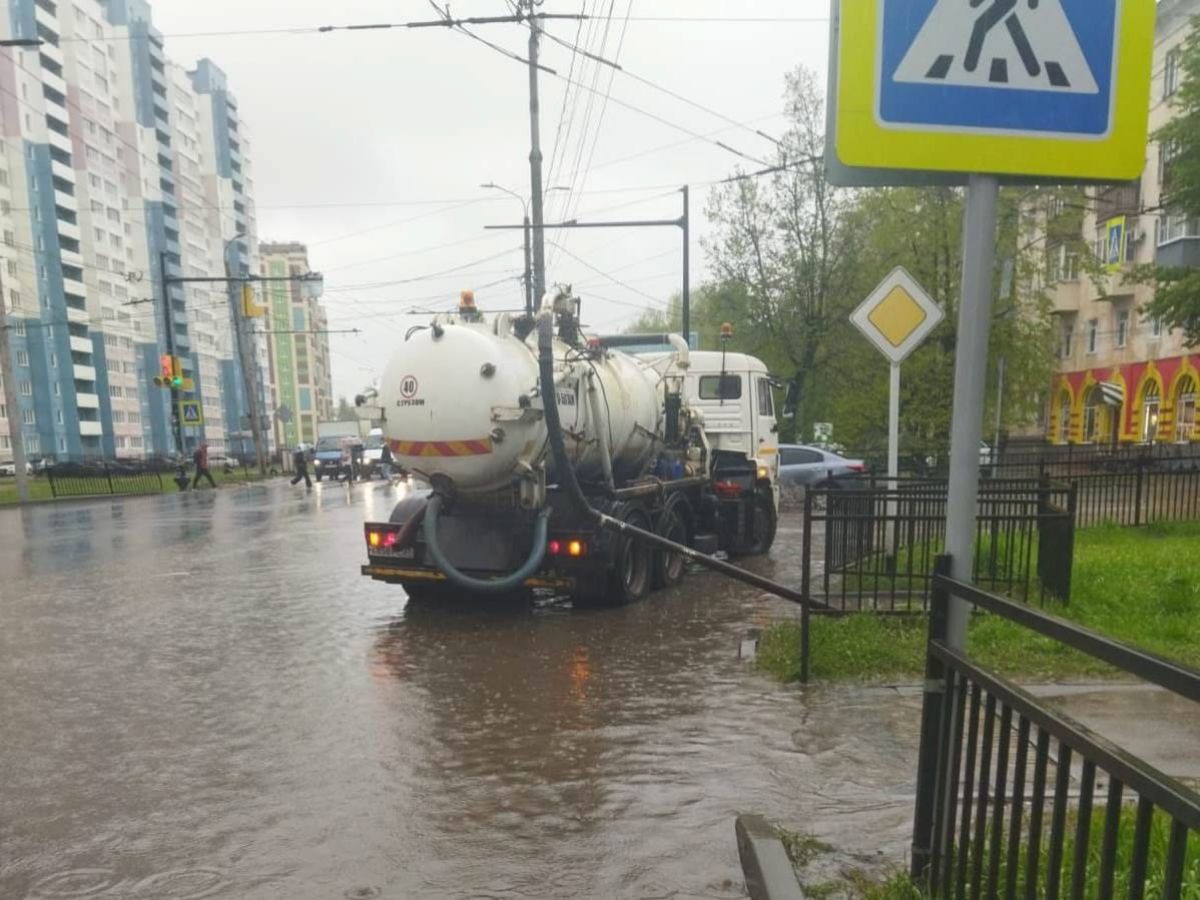 За один день на Иваново вылилось больше 150 кубометров воды Дожди в Иванове сегодня, 13 мая не прекращались практически весь день и идут до сих пор. На улицы вышла специализированная техника. Удалось откачать порядка 150 кубометров воды, и это только с муниципальных территорий. ↗ Прислать новость Подписаться