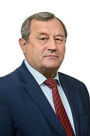 Старейший депутат Воронежской облдумы коммунист Сергей Рудаков решил сложить полномочия вице-спикера Сегодня на заседании парламентарии рассмотрят вопрос о досрочном прекращении полномочий заместителя председателя облдумы Сергея Рудакова. Чем вызвано решение покинуть должность за 2 месяца до завершения работы думы 7 созыва, Рудаков не уточнил. Депутатом областной думы он избирался 7 раз – столько, сколько существует Воронежская областная дума. Трижды – во втором, шестом и седьмом созывах – занимал пост вице-спикера. Ранее, двое депутатов-единороссом решили пойти на выборы в Воронежскую облдуму от КПРФ.