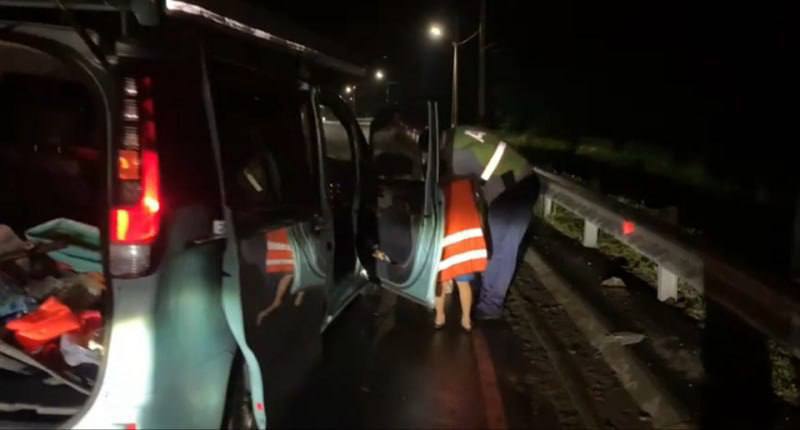 В Борисовском районе автоинспекторы помогли водителю в сложной дорожной ситуации Как сообщили в МВД, полицейские, находясь на маршруте патрулирования, заметили припаркованный автомобиль и решили проверить, все ли в порядке с водителем. Оказалось, что у машины пробито колесо. Автомобилист рассказал, что не может справиться с этой проблемой самостоятельно, так как у него нет ремкомплекта. Инспекторы ДПС оказали помощь мужчине. Водитель поблагодарил сотрудников за их отзывчивость и готовность прийти на помощь. Жесть Белгород - подписаться