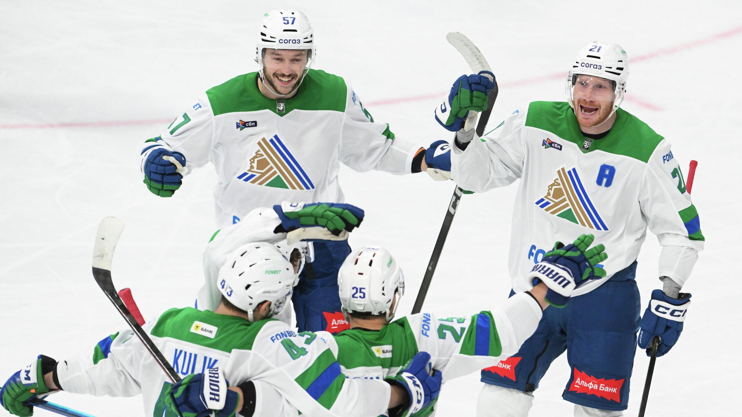 Уфимский Салават Юлаев одержал победу над казанским Ак Барсом в матче регулярного чемпионата Континентальной хоккейной лиги КХЛ Встреча в Уфе завершилась победой хозяев со счетом 4 1 1 0 2 1 1 0 В составе Салавата Юлаева дубль оформил Шелдон Ремпал 8 я 32 я минуты также шайбы забросили Девин Броссо 35 и Джек Родуолд 59 У Ак Барса отличился Александр Хмелевский 29 Американец Хмелевский забросил свою сотую шайбу в КХЛ Для достижения подобного результата ему понадобилось 266 матчей Салават Юлаев 31 очко занимает седьмое место в таблице Восточной конференции где Ак Барс 46 располагается на второй строчке Казанцы прервали победную серию насчитывавшую три игры В следующем матче Салават Юлаев примет московский ЦСКА 7 декабря В этот же день Ак Барс сыграет с нижнекамским Нефтехимиком на льду соперника