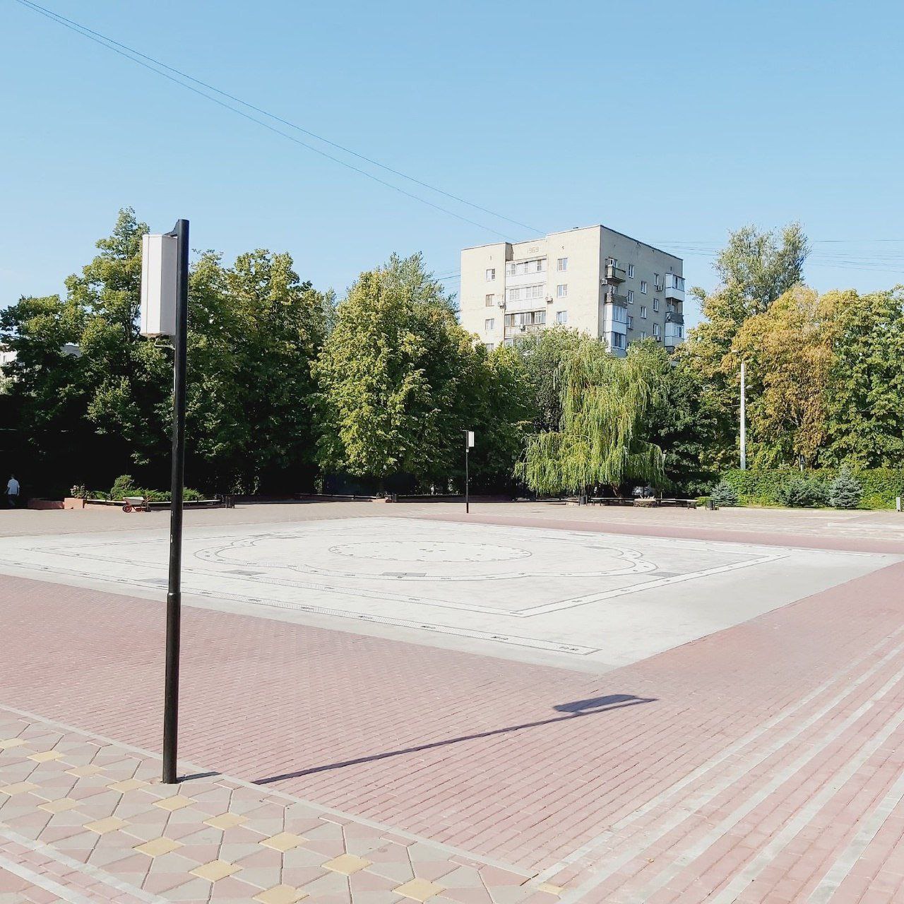 В Ростове наконец-то запустят светомузыкальный фонтан в Аллее Роз.  После долгого молчания фонтан в парке Аллея Роз всё-таки снова заработает. Городские службы пообещали включить его в воскресенье, 13 июля.   Первую половину лета он почти не работал — включали лишь пару раз.  Как сообщили в Управлении благоустройства и лесного хозяйства, причиной задержки были электромонтажные работы — в фонтане устанавливали дополнительное заземление для насосов и оборудования.   Сейчас все работы  завершаются, и ростовчанам обещают полноценный запуск.  Этот фонтан — один из самых эффектных в городе: свет, музыка, струи под ритм. Но летом 2025-го он больше стоял, чем радовал посетителей.   Власти уверяют — на этот раз всё будет по-настоящему.