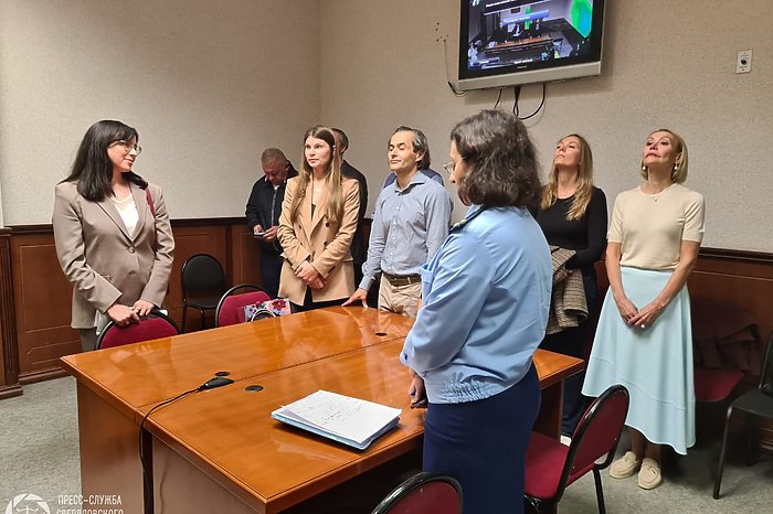 Присяжные в Екатеринбурге оправдали еще одного обвиняемого в убийстве 25 летней давности Свердловский областной суд оставил без изменения оправдательный приговор в отношении Насими Мамедова обвинявшегося в совершении 25 лет назад убийства по найму В Свердловский областной суд с апелляционным представлением обратился прокурор Ранее 11 июня 2025 года Кировский районный суд Екатеринбурга на основании оправдательного вердикта коллегии присяжных заседателей оправдал Мамедова обвиняемого по п з ч 2 ст 105 УК РФ в связи с непричастностью к совершению им указанного преступления с признанием за Мамедовым права на реабилитацию Рассмотрев материалы дела заслушав доводы сторон Свердловский областной суд оставил приговор Кировского районного суда Екатеринбурга без изменения Насими Мамедов обвинялся в совершении убийства по найму Алексея Зубакина в 2000 году Ранее коллегии присяжных уже трижды признавали Насими невиновным в убийстве коммерсанта пишет URA RU uralweb ru