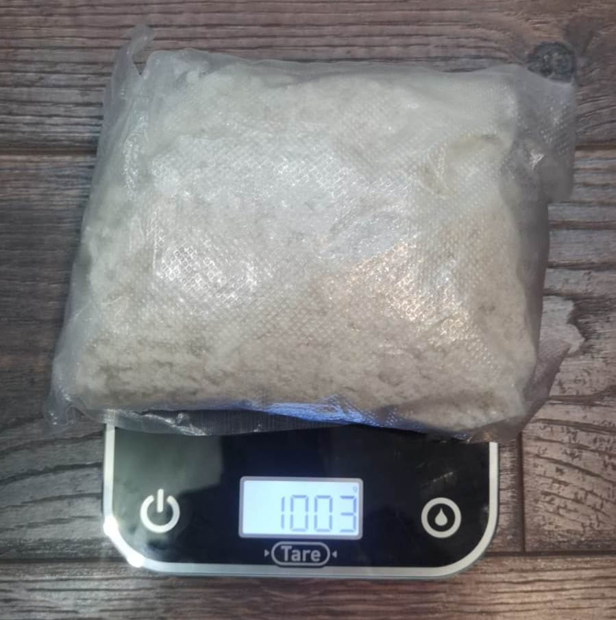 В Челябинске задержали наркодилера с килограммом синтетики В Курчатовском районе Челябинска полицейские задержали 38 летнего местного жителя подозреваемого в попытке сбыта крупной партии синтетических наркотиков Преступление совершалось с использованием интернета и метода тайников закладок При личном досмотре у мужчины изъяли 38 свёртков с запрещённым веществом В ходе обыска по месту его жительства было найдено ещё 89 подобных пакетиков электронные весы упаковочные материалы а также тайник с синтетическим наркотиком массой около одного килограмма Общий вес изъятых веществ превысил килограмм По факту незаконного оборота наркотических средств следователи возбудили уголовное дело по статье о покушении на сбыт наркотиков в крупном размере Это преступление относится к категории особо тяжких и может грозить длительным сроком лишения свободы Главное управление МВД России по Челябинской области напоминает что любое участие в незаконном обороте наркотиков влечёт суровое уголовное наказание вплоть до пожизненного заключения eugenejut