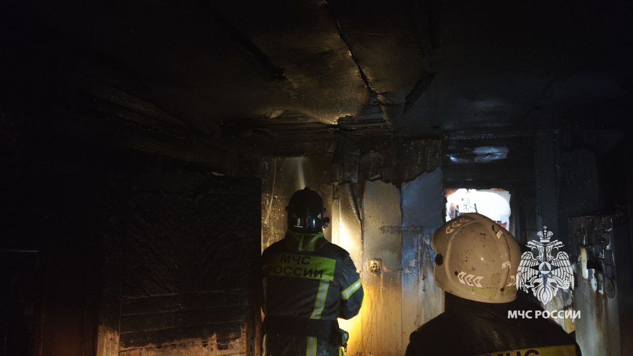 Оперативная сводка За сутки в крае ликвидировано 13 пожаров, травмирован 1 человек в н. п. Старцево Емельяновского района фото 1 . В н.п. Ермаковское сгорел жилой дом на площади 64 кв.м. Погибших и пострадавших нет. На тушении работали 8 человек личного состава и 3 единицы техники фото 2 . Ликвидировано 3 пала травы на площади 4,53 на фото 3 . Происшествий на воде не за фиксировано. Силы и средства МЧС России привлекались на ликвидацию ДТП один раз.