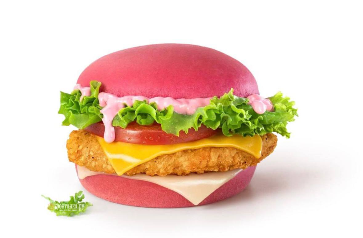 Розовый бургер Hello Kitty появится во «Вкусно — и точка». Помимо булочки, розовым в нем будет и сырный соус. Вместе с ним в меню добавится мороженое Айс Де Люкс с фруктовым мармеладом и бокс в стилизованной упаковке. Розовые новинки можно будет попробовать с 21 июля. А будут ли игрушки — пока всё ещё неизвестно.