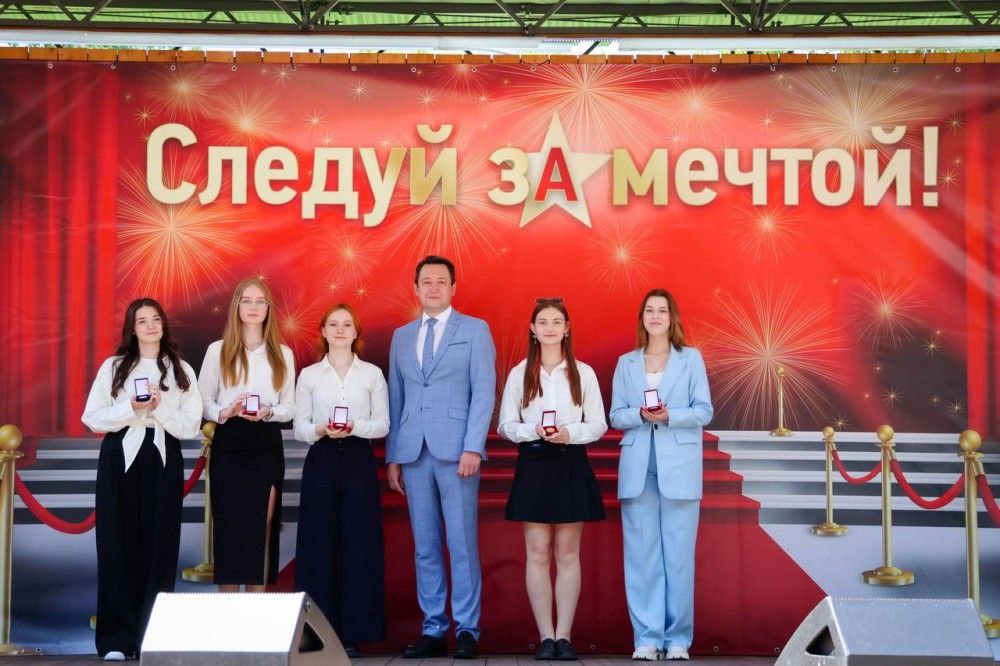 Новомосковским выпускникам вручили памятные медали Торжество по случаю вручения выпускникам новомосковских школ, гимназий и лицеев медалей «За особые успехи в учении» I и II степеней состоялось 4 июля в Березовой роще. 95 медалистов, их учителя, родители, близкие родственники и друзья собрались в уютном уголке общественного пространства у открытой эстрады. Понятны были общее волнение и радость по приятному поводу. Лучших выпускников города приветствовал глава администрации Новомосковска Руслан Бутов. «Сегодня мы с огромным уважением к вам, с большой гордостью вручаем заслуженные медали, - продолжил приветствие выпускников глава администрации города и подчеркнул славное совпадение: в год 95-летия Новомосковска медалями отмечены 95 выпускников. Слова благодарности он адресовал также педагогам и родителям, которые учили и поддерживали во всем ребят, и выразил уверенность, что все медалисты сделают правильный выбор своего дальнейшего пути. А сегодня они гордость города, региона, страны. «Ставьте перед собой самые высокие цели, не понижайте эту планку никогда! Вы достойны этого и у вас обязательно все в жизни получится!» - поддержал Руслан Бутов выпускников. Глава муниципальной администрации продолжил церемонию вручения медалей. Ребят на этом празднике поздравляли все, а лучшие солисты и коллективы, известные в городе, дарили пришедшим свои выступления. Радостное настроение царило на протяжении всего дня и у героев события, и у их гостей. Источник