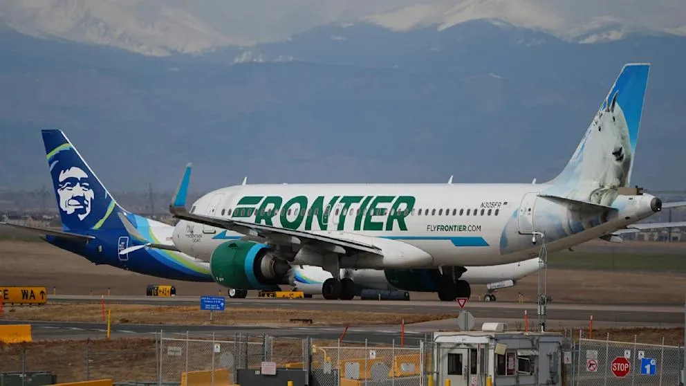 В Денвере самолет Frontier Airlines сбил человека на взлетной полосе В международном аэропорту Денвера Airbus A321 авиакомпании Frontier Airlines сбил человека на взлетной полосе Как сообщает ABC News со ссылкой на источник в авиационной отрасли самолет вечером 8 мая направлялся к взлетной полосе для рейса в Лос Анджелес когда на поле внезапно вышел человек Почему он там оказался пока неизвестно На записи переговоров с диспетчерами пилот говорит Вышка Frontier 4345 мы останавливаемся на взлетной полосе Мы только что кого то сбили Затем он сообщил о пожаре двигателя Диспетчеры сразу остановили все самолеты рядом и уточнили сколько людей находится на борту К самолету направили пожарных и спасателей пассажиров вывезли автобусами в здание аэропорта Официального подтверждения от Frontier Airlines и полиции пока нет Расследованием занялся Национальный совет по безопасности на транспорте США BILD Russian
