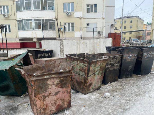 #цифранедели Недельный объем вывоза мусора в Якутске вырос на 60 процентов Коммунальщики связывают резкий рост объемов ТКО с началом ремонтов, уборкой в квартирах и на дачах. За минувшую неделю силами ООО «Якутсэкосети» с территории города вывезено 16800 кубометров ТКО. Среднегодовой объем вывоза в неделю составляет около 10 тыс. кубометров. На некоторых санточках, из-за быстрой наполняемости мусором, кратность вывоза достигает 5 раз в сутки. Коммунальщики связывают резкий рост объемов ТКО с началом ремонтов, уборкой в квартирах и на дачах.