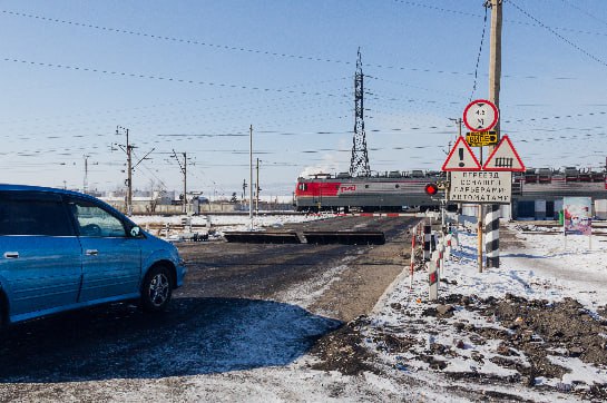 В 2026 году на полигоне Забайкальской железной дороги капитально отремонтируют 17 переездов в том числе семь в Амурской области на перегоне Ледяная Усть Пера на станциях Украина Белогорск Благовещенск Возжаевка Завитая и Домикан сообщили в пресс службе ЗабЖД Железнодорожники заменят и обновят переездное оборудование дорожное покрытие настилы предупредительные знаки и направляющие столбики Кроме того еще на 33 железнодорожных переездах будет произведена укладка 82 комплектов резино технического настила на 37 обновят асфальтовое покрытие На полигоне ЗабЖД насчитывается 281 железнодорожный переезд Их техническое перевооружение необходимо для повышения уровня безопасности движения поездов и предотвращения аварий с участием автомобильного транспорта