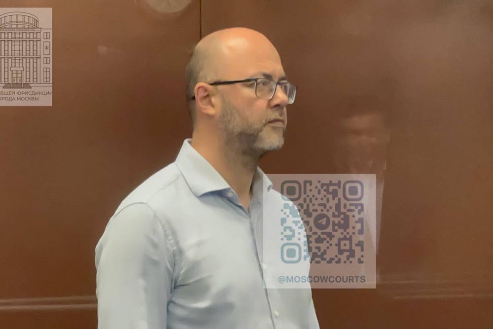 Заявление гособвинителя Экс депутат Курской облдумы Максим Васильев мог вывезти украденные деньги в Мексику Судебный процесс по делу бывшего депутата Курской облдумы Максима Васильева обвиняемого в хищении более 1 млрд руб получил новый поворот Гособвинение в суде озвучило версию о возможном выводе похищенных средств за границу а именно в Мексику Максиму Васильеву инкриминируется хищение более 1 миллиарда рублей которые были выделены из бюджета на строительство критически важных фортификационных сооружений на границе Курской области с Украиной По версии следствия экс депутат не только контролировал подрядные организации занимавшиеся возведением оборонительных укреплений но и воспользовался своим положением чтобы присвоить значительную часть выделенных на эти цели денежных средств Объем нанесенного ущерба по утверждению обвинения превышает миллиард рублей Ситуация усугубляется тем что речь идёт о деньгах предназначенных для обеспечения безопасности приграничного региона Ранее экс депутат Васильев признал свою вину по делу и принёс публичные извинения жителям региона за свои действия Хотел заработать а не украсть В ходе судебного заседания он заявил что его целью было не украсть а заработать на строительстве фортификаций Тем не менее следствие и гособвинение придерживаются мнения что действия Васильева являются растратой в особо крупном размере Заявление о возможном выводе средств в Мексику поднимает вопрос о степени предумышленности преступления и усиливает общественный резонанс вокруг дела В настоящее время уголовное дело продолжается и суд активно разбирает обстоятельства возможного вывода похищенных средств за рубеж Эта информация озвученная гособвинителем становится ключевым элементом в процессе так как она может указать на конкретные схемы использованные для легализации или сокрытия украденных денег Если версия гособвинения о вывозе миллиарда рублей в Мексику подтвердится это повлечёт за собой дополнительные юридические и международные процедуры направленные на возвращение похищенных средств в бюджет Пока дело продолжается главной темой в суде остается установление точного размера ущерба и обстоятельств при которых были похищены средства напомню о мексиканском следе   ПОДПИСАТЬСЯ Telegram канал Политтехнологи