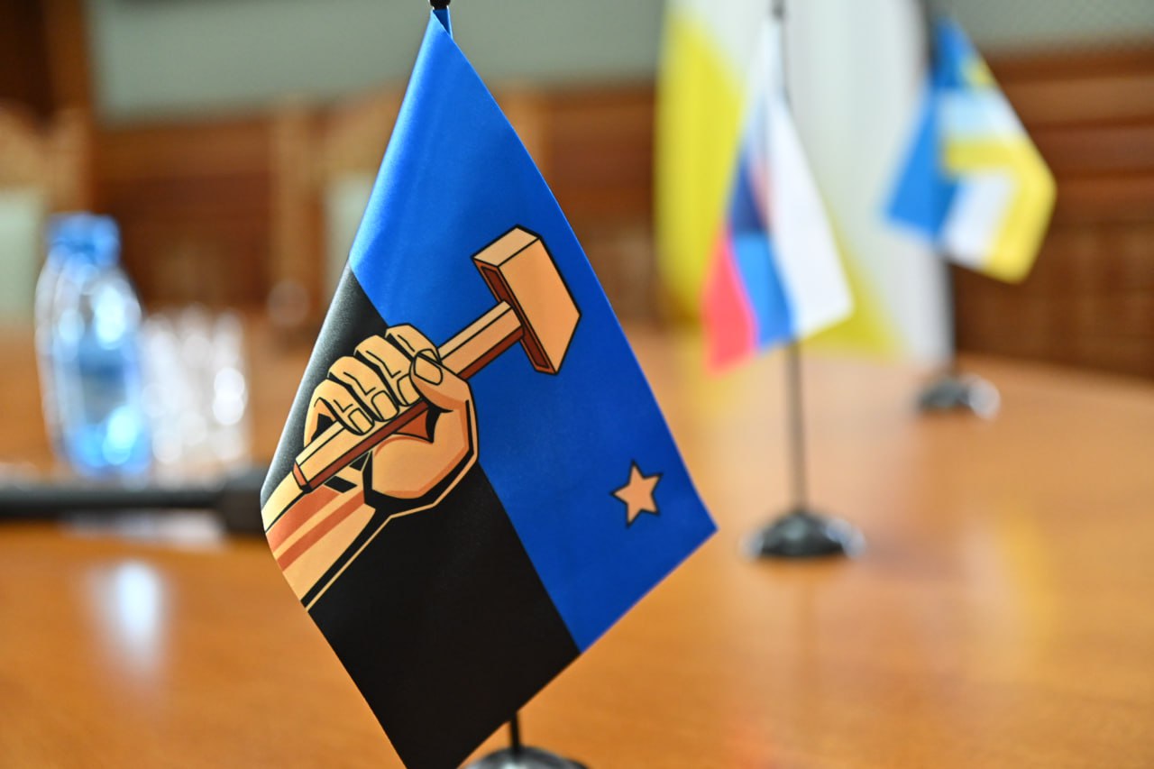 Улан-Удэ побратался с Донецком  Мэр Улан-Удэ подписал побратимское соглашение с Донецком, мэр которого Алексей Кулемзин прибыл в Бурятию с рабочим визитом. В 2011 году столица Бурятии уже подписывала такое соглашение с Донецком, но тогда этот город был еще в составе Украины.  #Бурятия  Подробности в «Номер один»       Сообщить нам свою новость можно по кнопке:       Письмо в редакцию