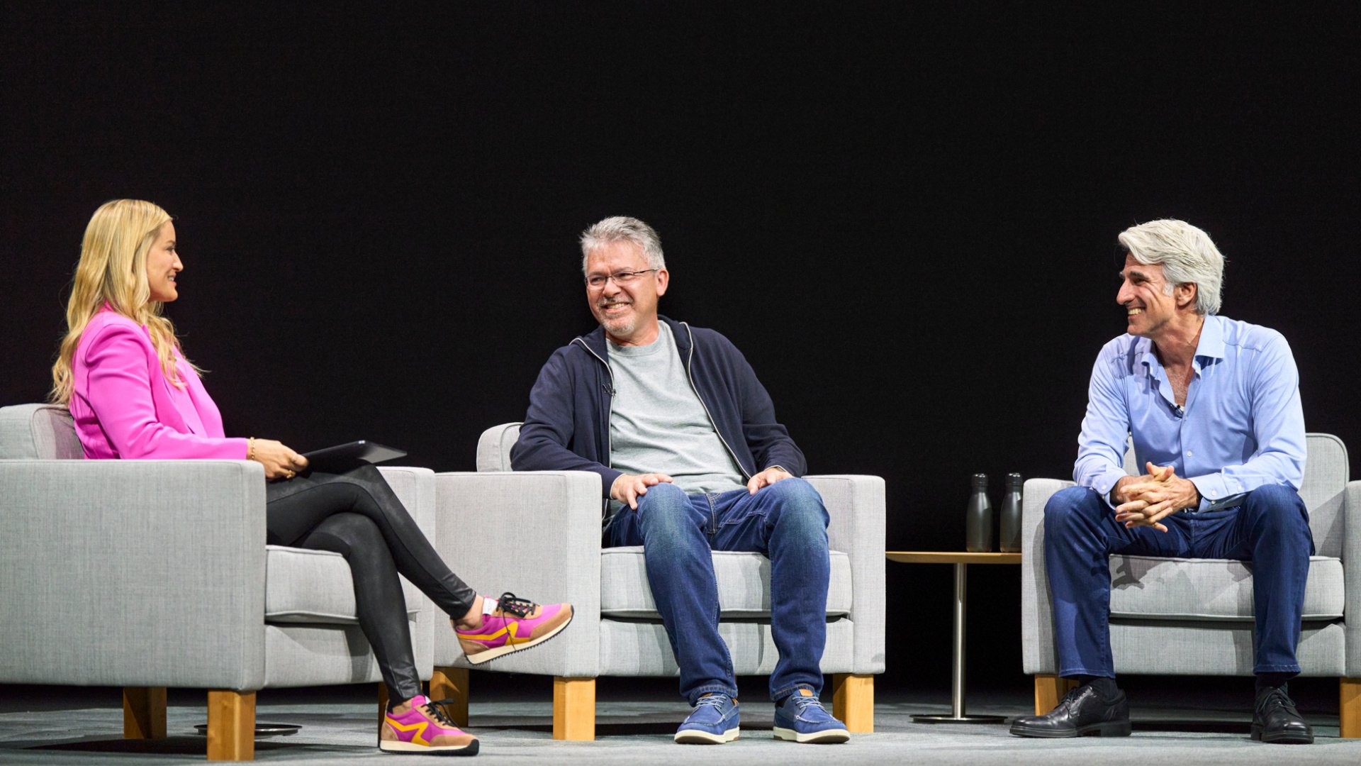 Apple распрощается с руководителем провалившим разработку Apple Intelligence Старший вице президент Apple по развитию искусственного интеллекта Джон Джаннандреа уходит из компании Ранее он отвечал за разработку умной Siri и курировал команду трудившуюся над ИИ для домашних роботов но не справился с обеими задачами После провального запуска Apple Intelligence в 2024 году Тим Кук забрал у Джаннандреа отдел разработки Siri и передал его Крейгу Федериги При этом команду по созданию ИИ для роботов взял под своё крыло Джон Тернус главный претендент на место CEO Apple Прямо сейчас Apple всеми силами ускоряет разработку умных очков для которых необходимы умная Siri и крепкий отдел искусственного интеллекта а значит отставание от конкурентов на рынке придётся сокращать семимильными шагами На место Джаннандреа пригласили Амара Субраманья ранее возглавлявшего разработку умного ассистента Gemini внутри Google При этом новый глава по вопросам ИИ больше не будет самостоятельным вице президентом Субраманья придётся отчитываться по всем успехам Крейгу Федериги Полноценно Джаннандреа покинет Apple лишь весной следующего года а до тех пор он продолжит работу в качестве советника Автор Павел Урлапов