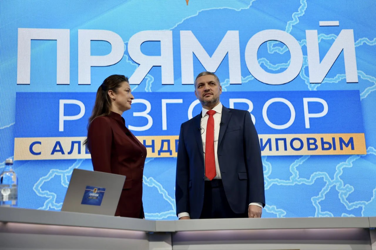 Прямой разговор 2025 В селе Акша Забайкалья в рамках нацпроекта Семья построят детский сад Появление нового социального объекта в округе решит проблему дефицита мест для 159 дошкольников Из за отсутствия детского сада уже несколько лет дети вынуждены посещать дошкольные учреждения соседних сел Об этом губернатору Забайкальского края Александру Осипову во время Прямого разговора рассказали жители Акши Все вопросы решатся Строители не справились Сейчас мы все переподготовили сказал глава региона Напомним в следующем году в Забайкалье запланировано строительство шести новых школ до 2028 года трёх детских садов которые будут посещать более трёх тысяч школьников и семисот дошколят Все объекты находятся сегодня в стадии строительно монтажных работ Техническая готовность школ уже составляет в среднем 40 Подписывайтесь TG VK MAX