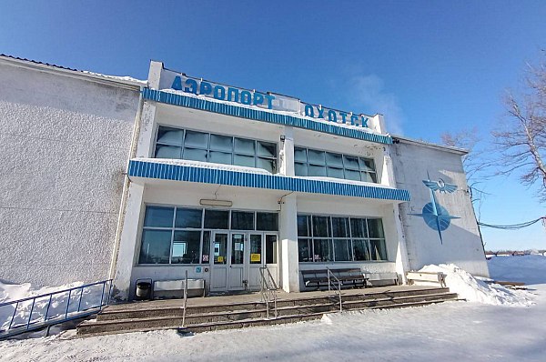 ФКУ Ространсмодернизация и Госкорпорация по ОрВД обсудили планы развития объектов гражданской авиации Шенеральный директор ФКУ Ространсмодернизация Евгений Туриев его заместитель Константин Дерябин и руководитель Госкорпорации по ОрВД Андрей Булин провели очную встречу посвященную обсуждению планов развития объектов гражданской авиации Об этом сообщает AVIA RU со ссылкой на данные пресс службы компаний Стороны рассмотрели вопросы повышения эффективности совместной работы согласования сроков и программ проектов а также приоритетные направления развития отрасли в рамках федерального проекта Развитие опорной сети аэродромов входящего в состав нацпроекта Эффективная транспортная система В рамках проекта до 2030 года дополнительно к уже реализуемым объектам выделено 22 перспективных проекта запланированных к выполнению в 2026 2030 годах Среди них Охотск Олекминск Геленджик Якутск Мурманск Сеймчан Угольный Анадырь и Зырянка aviaru net n290556