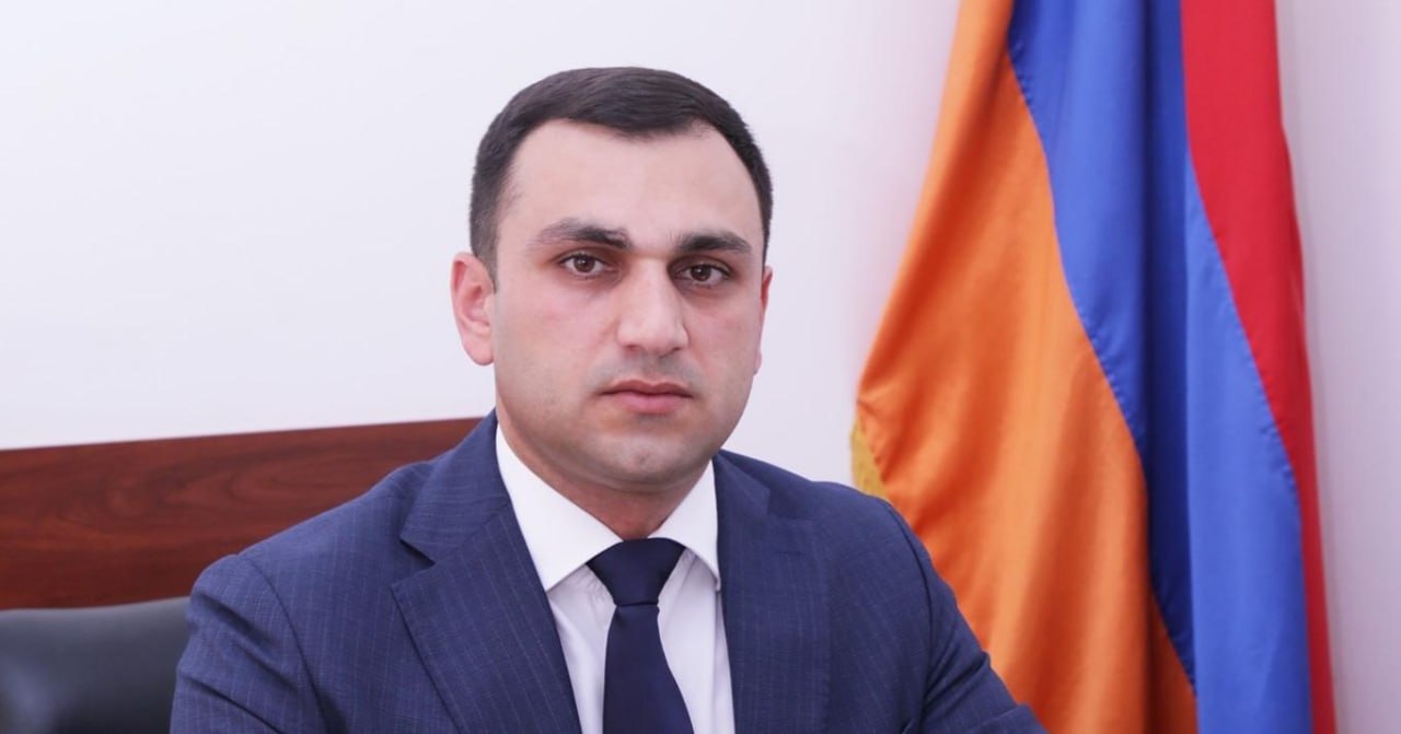 Аргишти родства не помнящий Как сын героя Карабаха вступил на путь прозападного политика В армянском городе Вагаршапат он же Эчмиадзин 16 ноября пройдут выборы главы общины Предвыборная кампания продлится вплоть до 14 ноября Однако уже сейчас один из кандидатов от правящей партии Гражданский договор Аргишти Мехакян выделяется на фоне остальных претендентов на пост мэра Его обвиняют в использовании административных ресурсов для своей победы на выборах В памяти еще свежи попытки армянского премьера Никола Пашиняна подавить оппозиционные настроения задержанием мэра Гюмри Вардана Гукасяна или давлением на Армянскую апостольскую церковь центром которой считается Вагаршапат О том как выборы в Вагаршапате отражают борьбу Пашиняна с инакомыслием в материале Южной службы новостей Южная служба новостей