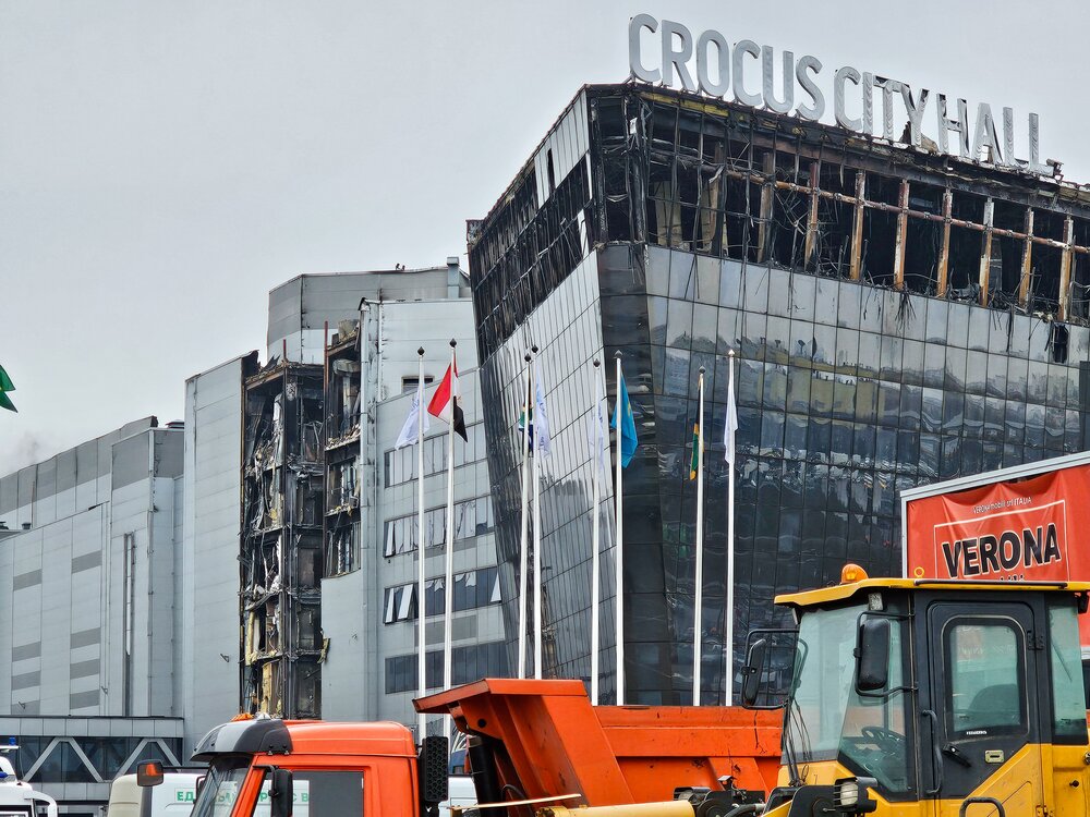 Здание «Крокус Сити Холла» начали демонтировать в Красногорске Спустя год в Красногорске начали демонтировать сгоревшее после теракта здание «Крокус Сити Холла». Об этом сообщает MSK1.RU. К объекту с двух сторон подъезжают грузовые машины и вывозят строительный мусор. При этом территория огорожена временным забором. Работает охрана. В настоящее время рабочие уже сняли значительную часть остекления с фасада. Между тем соседствующий Торговый центр работает, заметил…