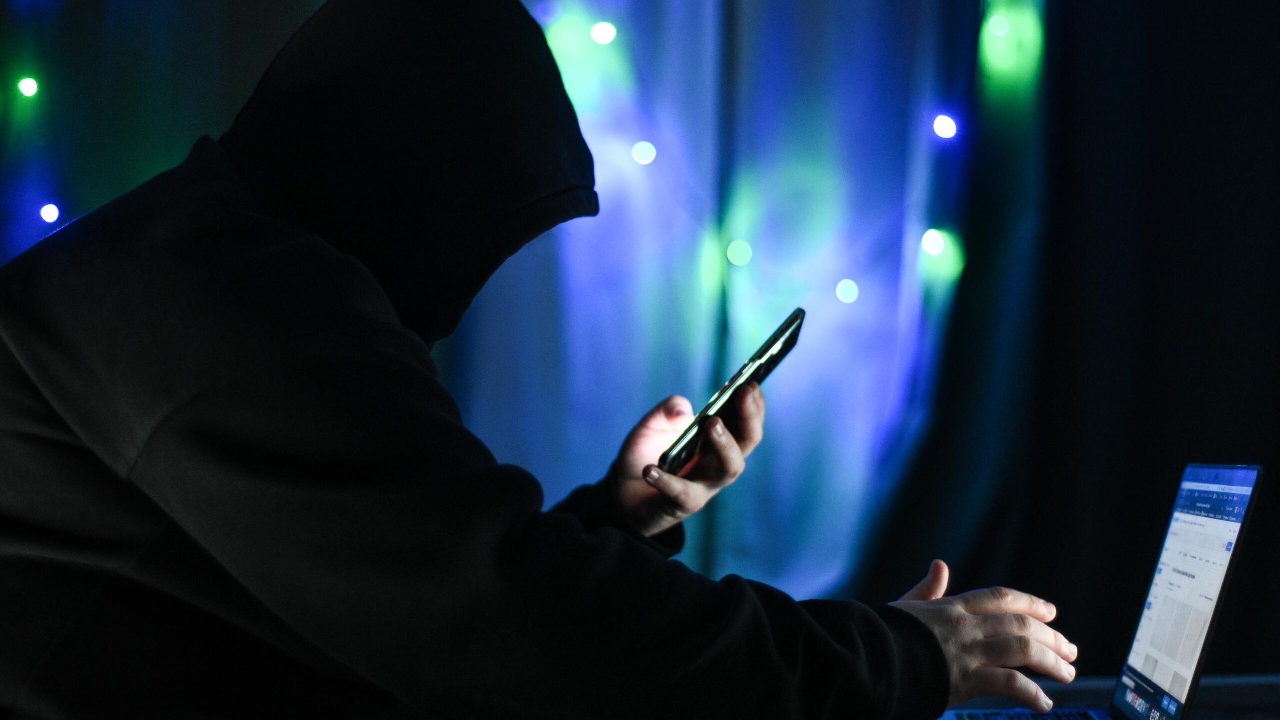 Мошенники выманивают деньги граждан блокируя гаджеты Apple под предлогом установки игровых приложений через сторонний аккаунт Apple ID сообщили в управлении МВД по организации борьбы с противоправным использованием информационно коммуникационных технологий Их мотивация звучит убедительно ведь требуется активировать недоступный контент разблокировать премиальную версию или получить доступ по сниженной цене рассказали там После ввода пользователем на своем устройстве логина и пароля от чужой учетной записи злоумышленники активируют функцию Найти iPhone и переводят его в режим Потерян тем самым полностью блокируя его После приходит сообщение с требованием перевести деньги за разблокировку часто сопровождаемое угрозами удаления данных или распространения личной информации Вход в чужой аккаунт на своем смартфоне дает злоумышленнику полный контроль над ним через iCloud предупредили в ведомстве