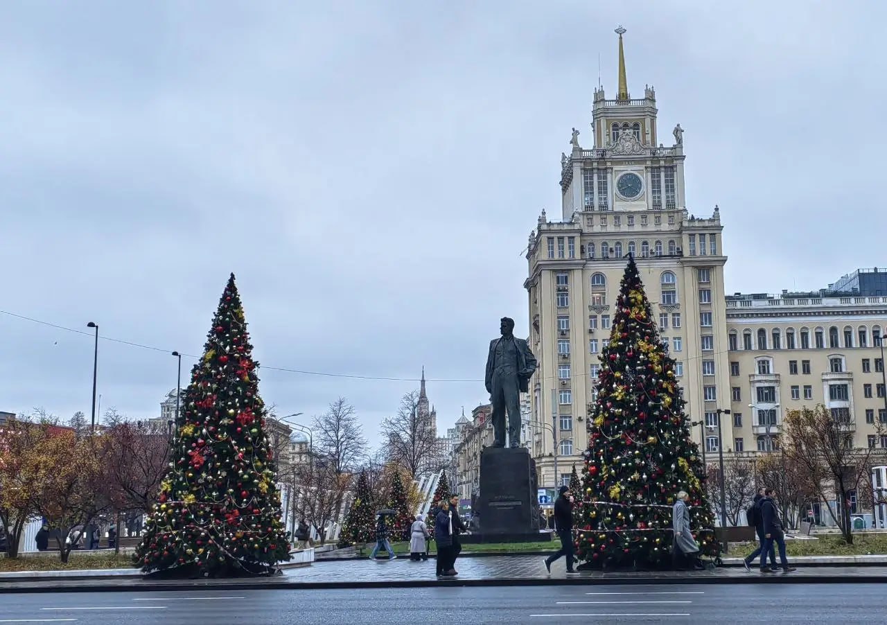 Туроператоры фиксируют снижение бронирований Москвы у организованных туристов это связано с ростом цен на размещение в среднем на 15 20 сообщила эксперт Российского союза туриндустрии коммерческий директор туроператора Алеан Оксана Булах Например по Москве мы увидели отток организованных туристов потому что отели в этом году прибавили в цене в среднем 15 20 Самостоятельные туристы также все больше выбирают проживание не в отелях Прямо противоположная картинка в Санкт Петербурге Здесь наоборот больше интерес к проживанию в отелях рассказал она на пресс конференции во вторник Фото Интерфакс Марина Леонова