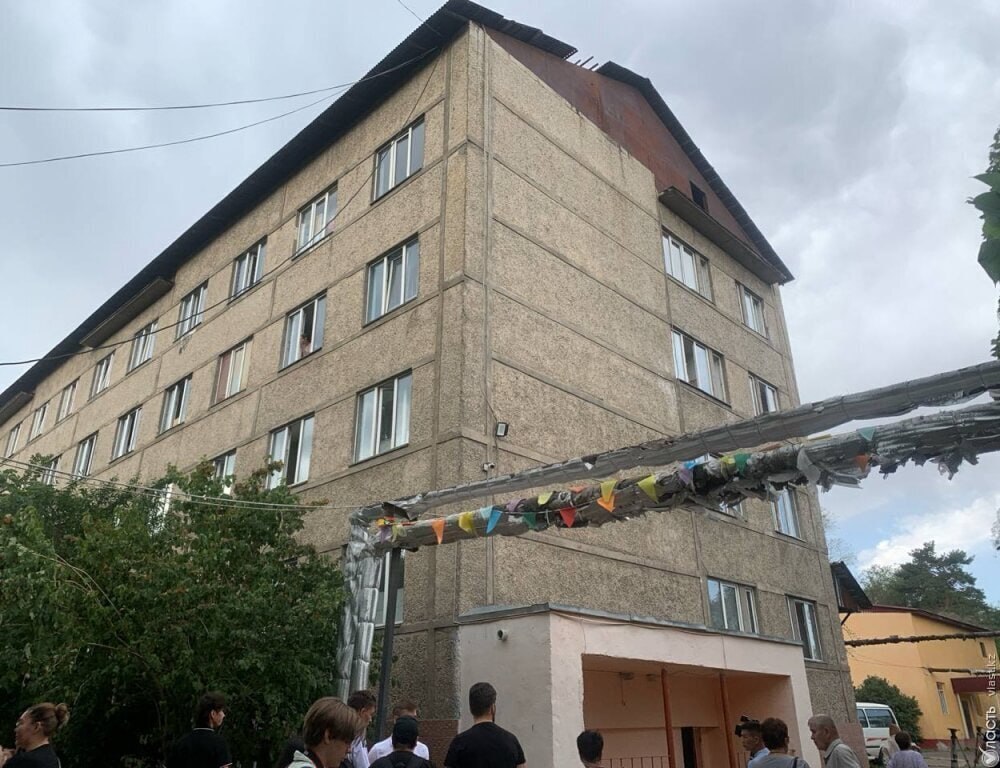 Коллектив Алматинского областного детского дома №1 в микрорайоне Баганашыл в Алматы заявил, что воспитателей вынуждают написать заявления об увольнении по собственному желанию. Они не согласны с тем, как происходит процедура передачи детского дома городу Алматы, и утверждают, что на них оказывается давление из-за того, что они выступили в защиту детей.   «C нас сейчас хотят взять заявления по собственному желанию, то есть освободиться от неудобных, кто защищал детей. Мы просим вас: защитите коллектив. Вчера приезжали, было очень большое давление, чтобы всех забрали, отпустили в отпуск с 1 августа» , - заявила одна из воспитателей в обращении.   Директор детского дома Роза Бекишова отказалась прокомментировать по телефону заявление коллектива.
