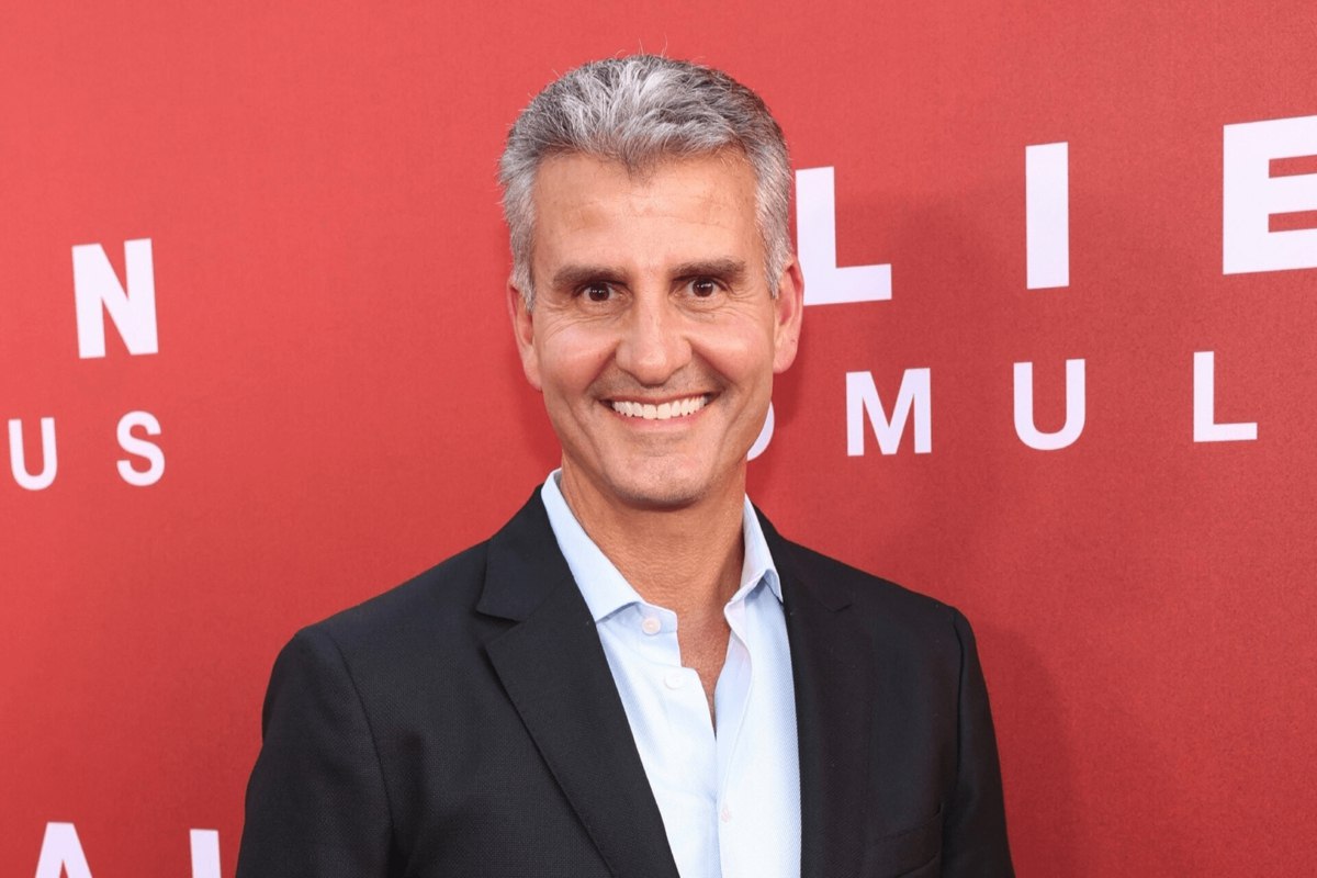 Disney объявил имя нового гендиректора вместо Боба Айгера им станет нынешний глава парков развлечений Джош Д Амаро Айгер останется в должности до 31 декабря 2026 го после этого его сменит Д Амаро vc ru media 2720188