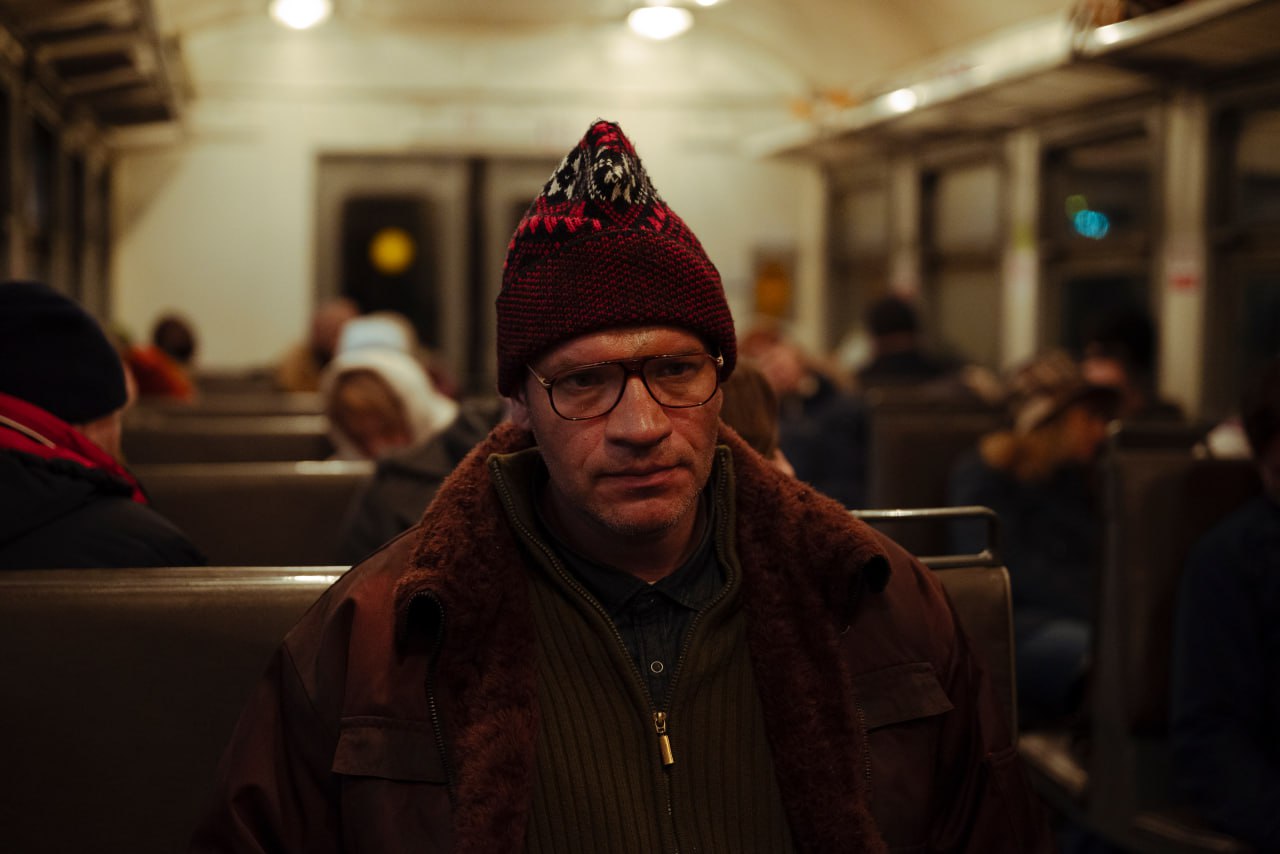 Актер из Поронайска снялся в крупном федеральном проекте Уроженец Сахалина Евгений Харитонов сыграл в детективном триллере Резервация 16 Сериал стал первой экранизацией фантастического романа Станислава Гимадеева Принцип четности Главные роли сыграли популярные российские актеры Денис Шведов Филипп Янковский Екатерина Волкова и многие другие Евгений Харитонов родился в Поронайске Сахалинской области До того как стать актером он учился в железнодорожном училище и почти год водил поезда из Поронайска в Южно Сахалинск В 1998 году он окончил Сахалинское театральное училище Работал в Сахалинском Астраханском Тамбовском Пензенском драматических театрах Также у Евгения Харитонова обширная фильмография афиша Фото кадр из сериала Резервация 16 предоставлено КИОН 12