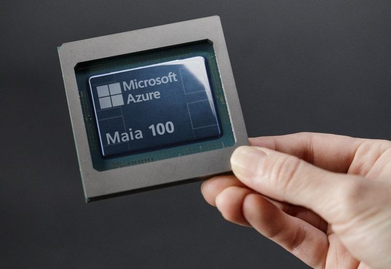 Microsoft планирует отказаться от чипов Nvidia и AMD в пользу собственных На недавнем мероприятии в Италии технический директор Microsoft Кевин Скотт поделился планами компании по созданию собственных чипов для центров обработки данных Microsoft уже использует свои ускорители Maia и центральные процессоры Cobalt но стремится увеличить их долю в инфраструктуре Скотт отметил что несмотря на успехи в индустрии существует дефицит вычислительных мощностей усилившийся с запуском ChatGPT В компании планируют разработать серверные системы и телекоммуникационные решения стремясь оптимизировать вычислительные нагрузки Более подробно ознакомиться с заявлением можно в CNBC Источник изображения Microsoft Unlim AI
