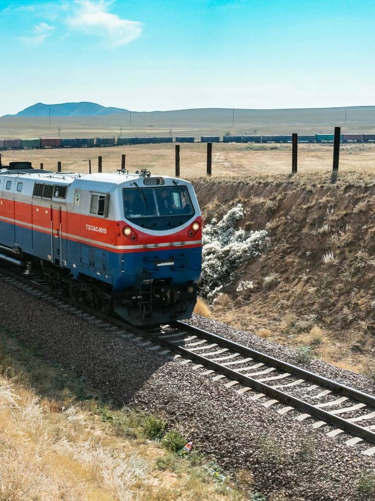 Новый железнодорожный тариф обеспечит развитие магистральной сети Казахстана  АО НК ҚТЖ направило в Комитет по регулированию естественных монополий заявку на утверждение нового тарифа на регулируемые услуги магистральной железнодорожной сети Ввод нового тарифа планируется с 1 января 2026 года Публичные слушания по данному вопросу прошли 28 октября  Основной причиной изменения тарифа является необходимость реализации инвестиционной программы развития железнодорожной инфраструктуры которая включает строительство и модернизацию участков Мойынты Кызылжар Бахты Аягоз Алтынколь Жетыген Бейнеу Мангистау установку автоматических и полуавтоматических систем блокировки на линиях общей протяженностью свыше 2 000 км а также проведение капитального ремонта путевого хозяйства с целью охвата ремонтом 11 тыс км путей Действующий уровень тарифов не обеспечивает покрытия фактических затрат на содержание и обновление магистральной сети и не формирует источник для реализации долгосрочных инфраструктурных проектов развития отмечается в сообщении компании Подробнее на сайте 1520International Фото Александр Жабчук КТЖ Источник Пресс служба АО НК Қазақстан темір жолы Продолжаем движение в пространствах 1520 ЕАЭС ШОС БРИКС Присоединяйтесь