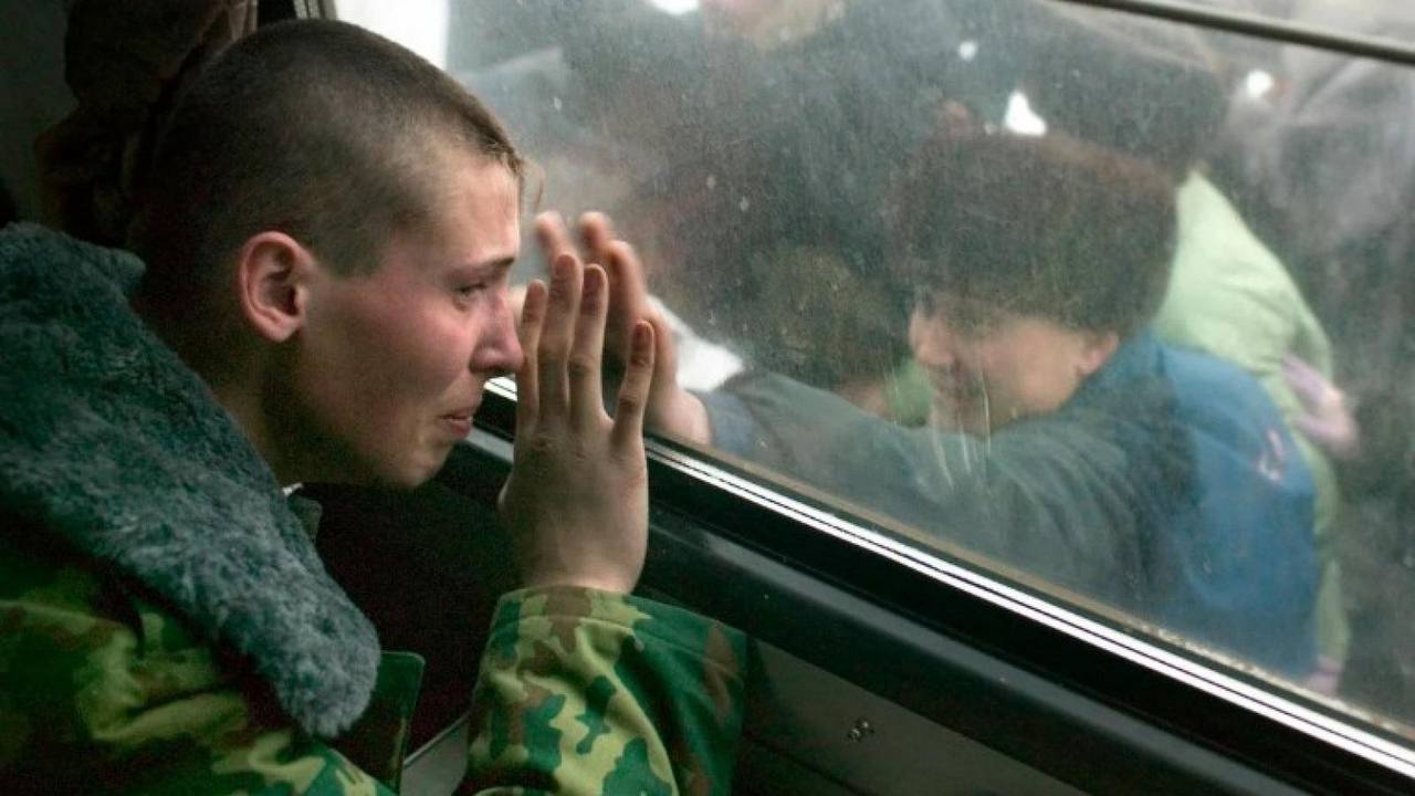 Ставропольский дезертир ушёл в самоволку на 1,5 года и получил 7 лет колонии. Из воинской части мужчина поехал сразу в Московскую область, но через семь месяцев был найден. Ещё через три месяца солдата потянуло домой, и он сбежал на Ставрополье. Через полгода его задержали при попытке получить паспорт. Подписаться прислать новость