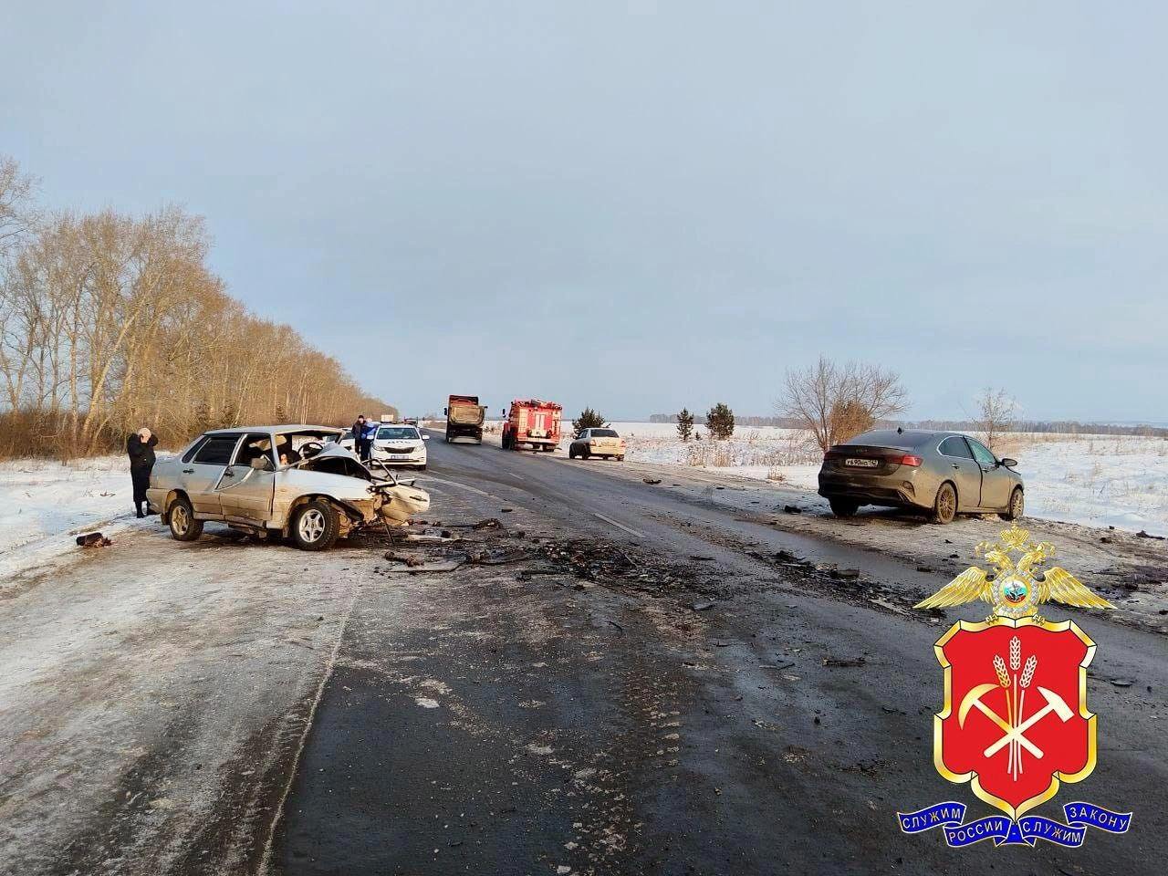 Полиция показала кадры с места лобовой аварии в Кузбассе.  Смертельная авария произошла утром на 38-м километре дороги Ленинск-Кузнецкий — Киселевск. Из-за столкновения машины превратились в груду металла.