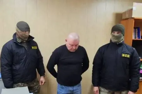 Челябинск Сегодня Известного судебного пристава задержали за взятки в Челябинске Сотрудники ФСБ и СК арестовали заместителя начальника отделения заместителя старшего судебного пристава ГУФССП по Челябинской области Наталью Смышляеву и замдиректора коммерческой организации Айдара Газимуллина Их подозревают в даче и получении взятки в крупном размере По данным источника Смышляева неоднократно сливала Газимуллину сведения из закрытых ведомственных баз ФССП Также помогала ему избегать ответственности за уклонение от уплаты долгов и неисполнение судебных решений в том числе снижала исполнительный сбор За это как установлено следствием она получила от бизнесмена не менее 470 тысяч рублей только по одному подробнее на канале Челябинск Сегодня