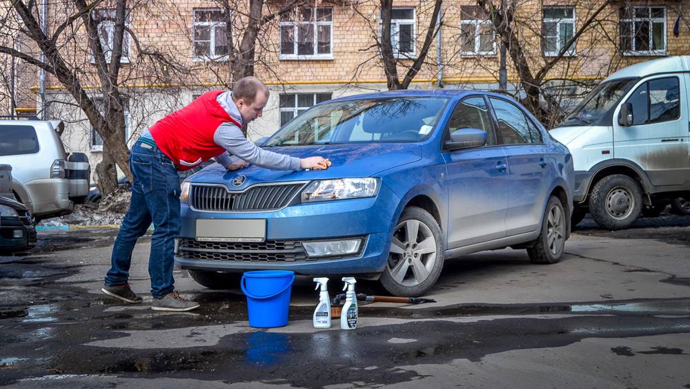 Россиян могут оштрафовать на сумму до 300 тысяч рублей за мытьё автомобилей в неразрешённых местах, напоминают юристы.  Запрещено мыть машину во дворах, лесах, парках, на детских площадках и в водоохранных зонах.  В Москве мытьё автомобилей разрешено исключительно на специализированных мойках, и за нарушения предусмотрены штрафы.