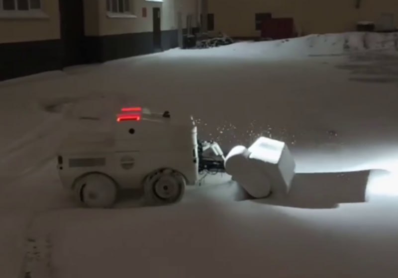 В Омске тестируют уличного робота уборщика созданного молодыми инженерами В городе проходят первые испытания автономного робота для очистки от снега разработанного магистрантом СибАДИ Данилом Николаевым По словам автора проекта техника показывает перспективные результаты хотя требует доработки Инновацией уже заинтересовались потенциальные покупатели из Екатеринбурга Татарстана и Омской области Предварительная стоимость машины чуть более 1 млн рублей