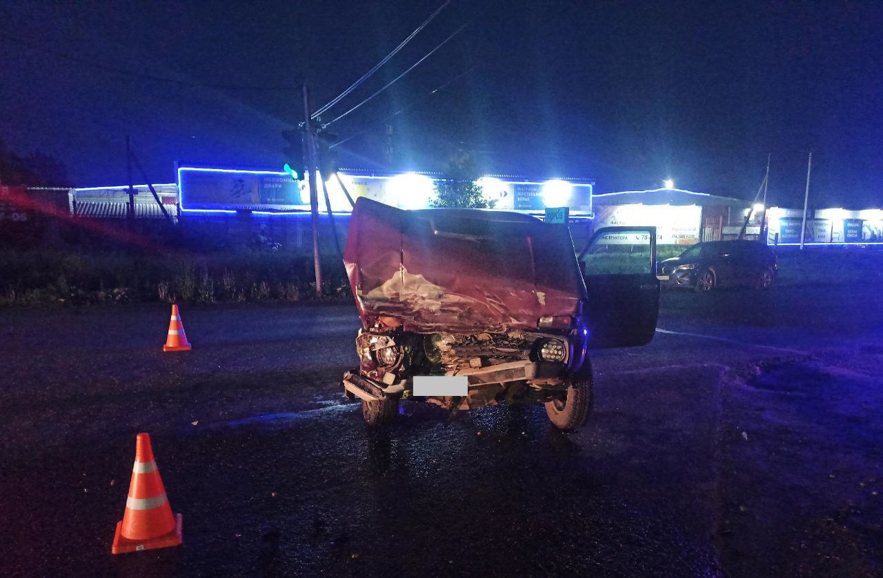 В Кирове 20-летняя бесправница на «BMW» попала в ДТП Вчера поздним вечером на ул. Московской произошло столкновение автомобилей «BMW» под управлением 20-летней девушки, не имеющей права управления и автомобиля «Нива» под управлением 19-летнего молодого человека. В результате ДТП 18-летняя девушка – пассажир автомобиля «Нива» получила травмы. Подписаться